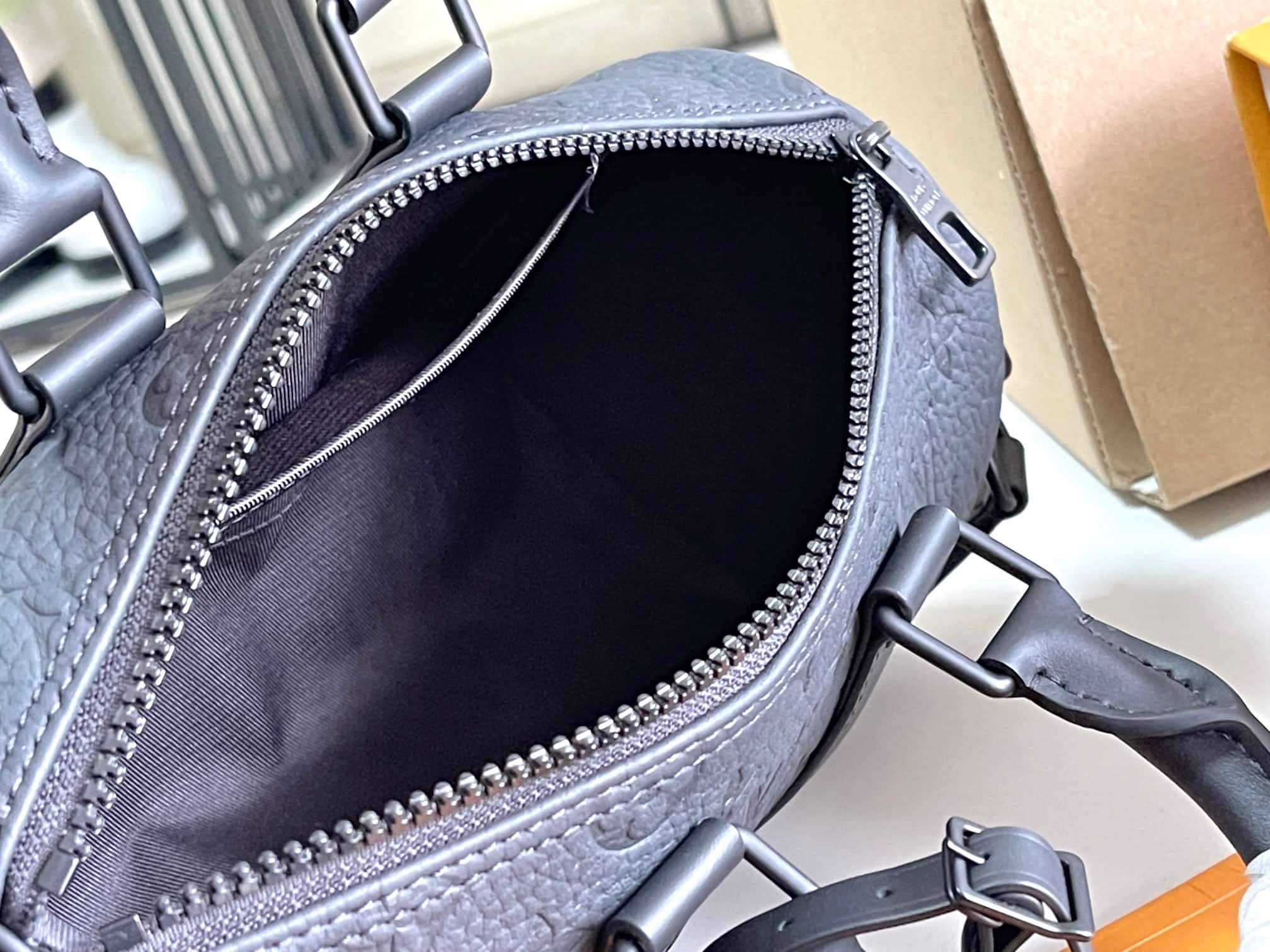 Louis Vuitton Keepall Bandoulière 25 Taurillon Monogram M20900 Top