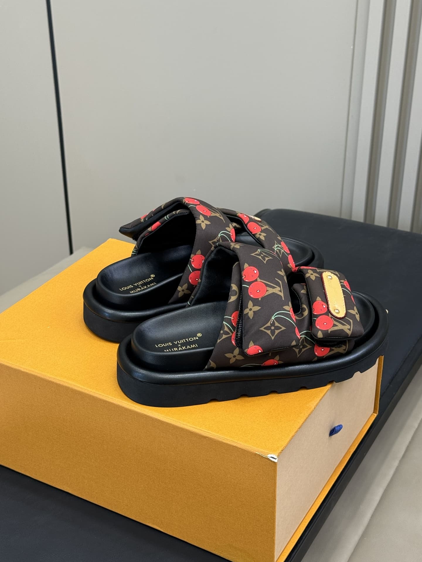 Louis Vuitton Sandal shoes Men Women TM Pool Plllow