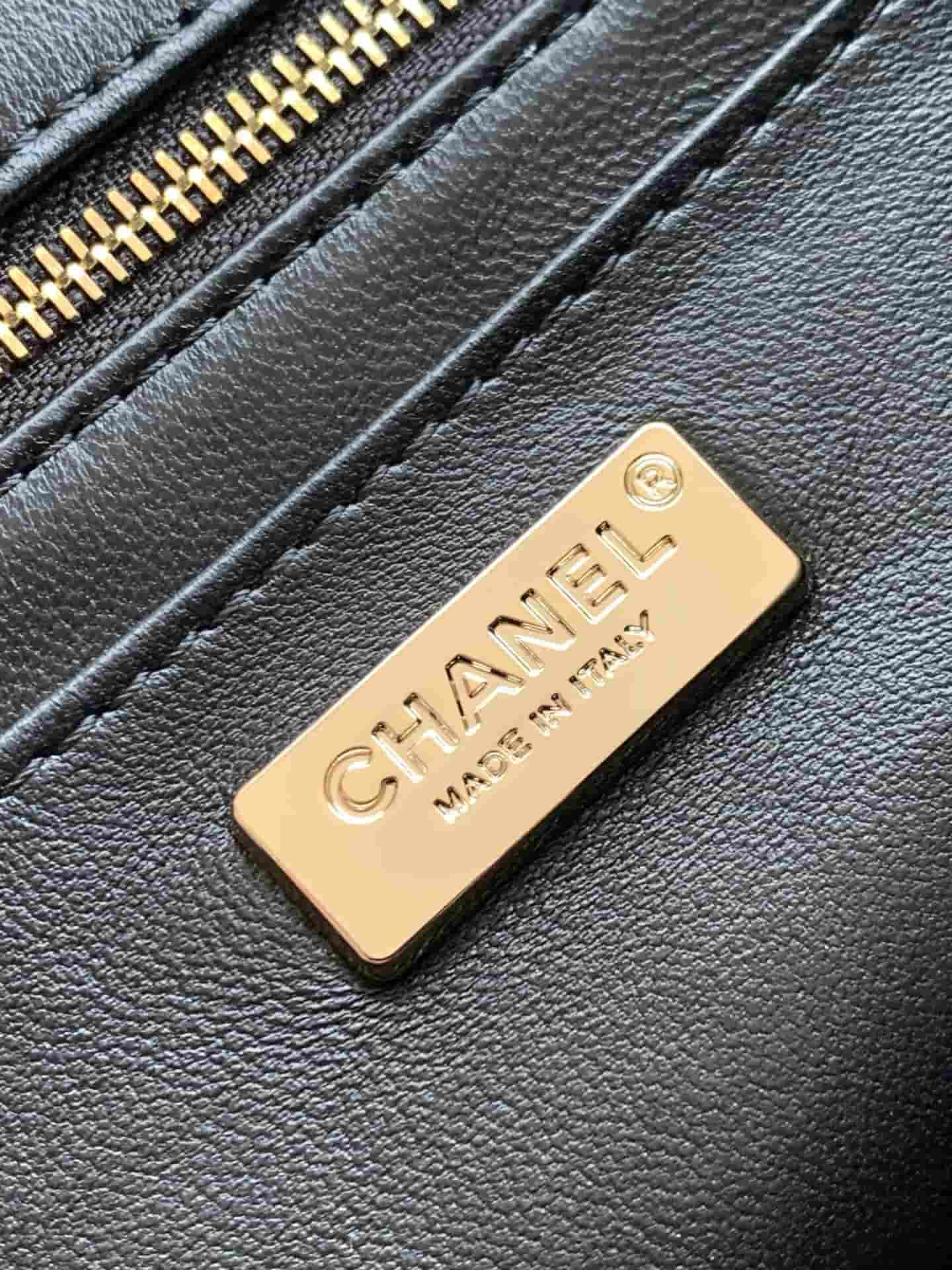 Chanel Small Flap Bag & Gold-Tone Metal Black AS4561 A