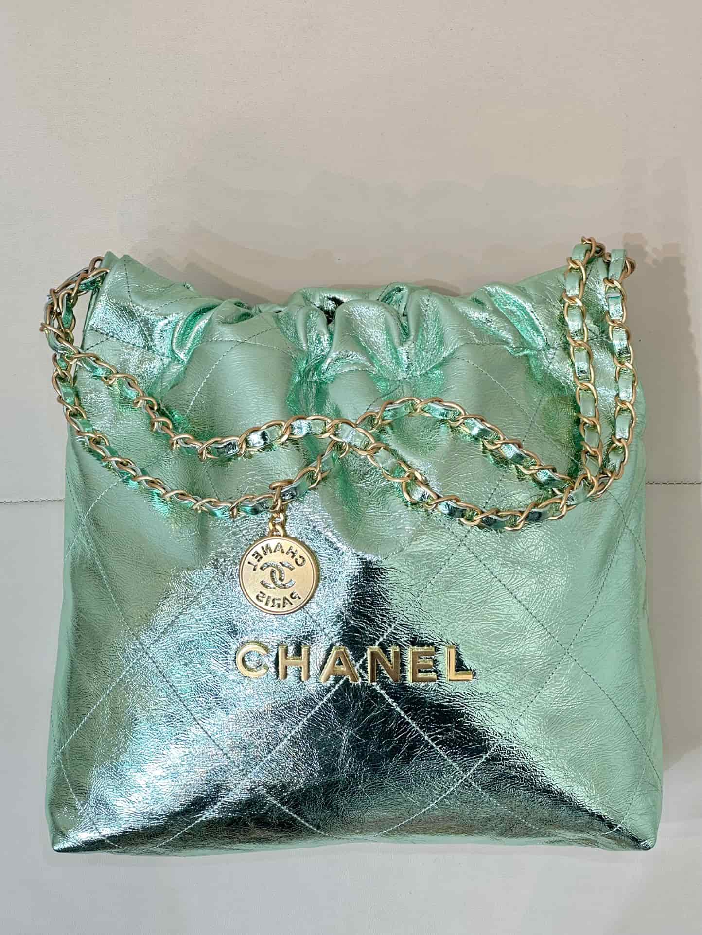 Chanel 22 Small handbag Metallic Calfskin & gold-tone metal AS3260 Green TOP