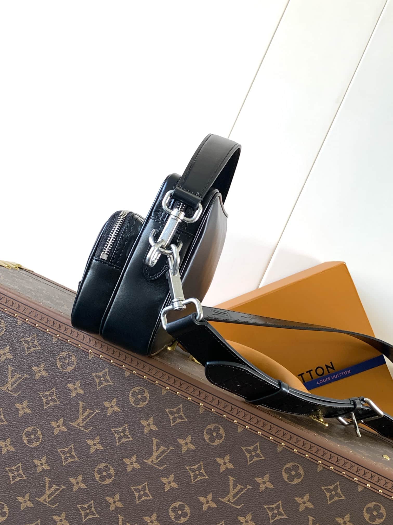 Louis Vuitton Nil Black Calf leather M13987 High