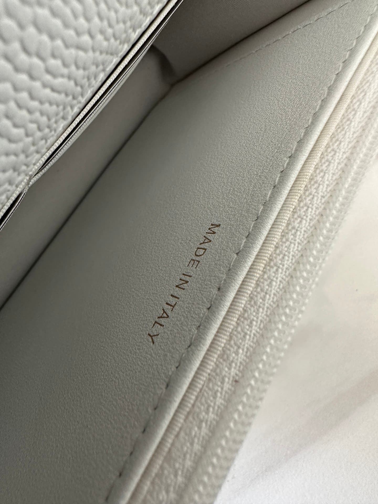 Chanel Classic Wallet on Chain Grained Shiny Calfskin & Gold-Tone Metal AP4241 White High