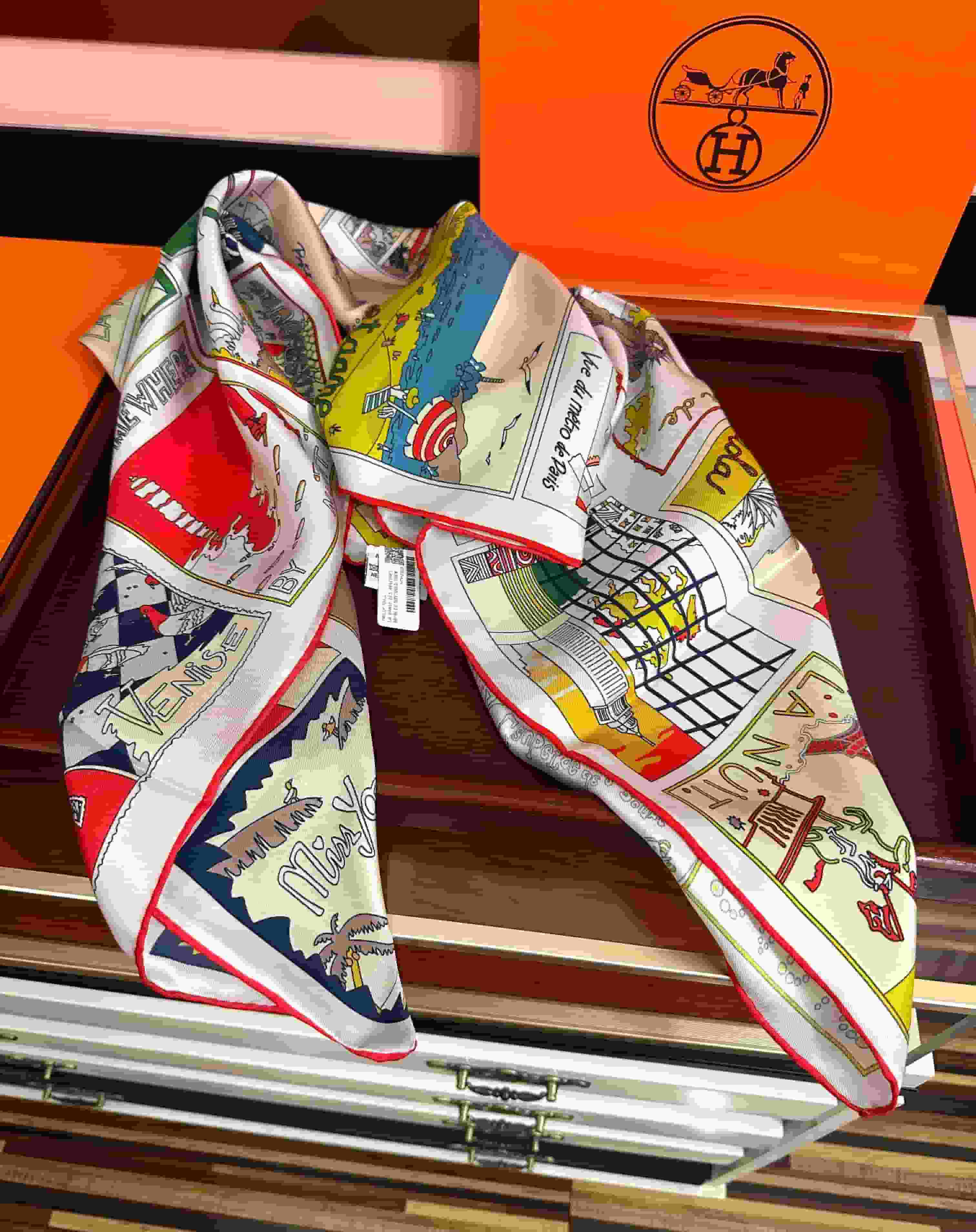 Hermès On Est Bien Ici! Scarf