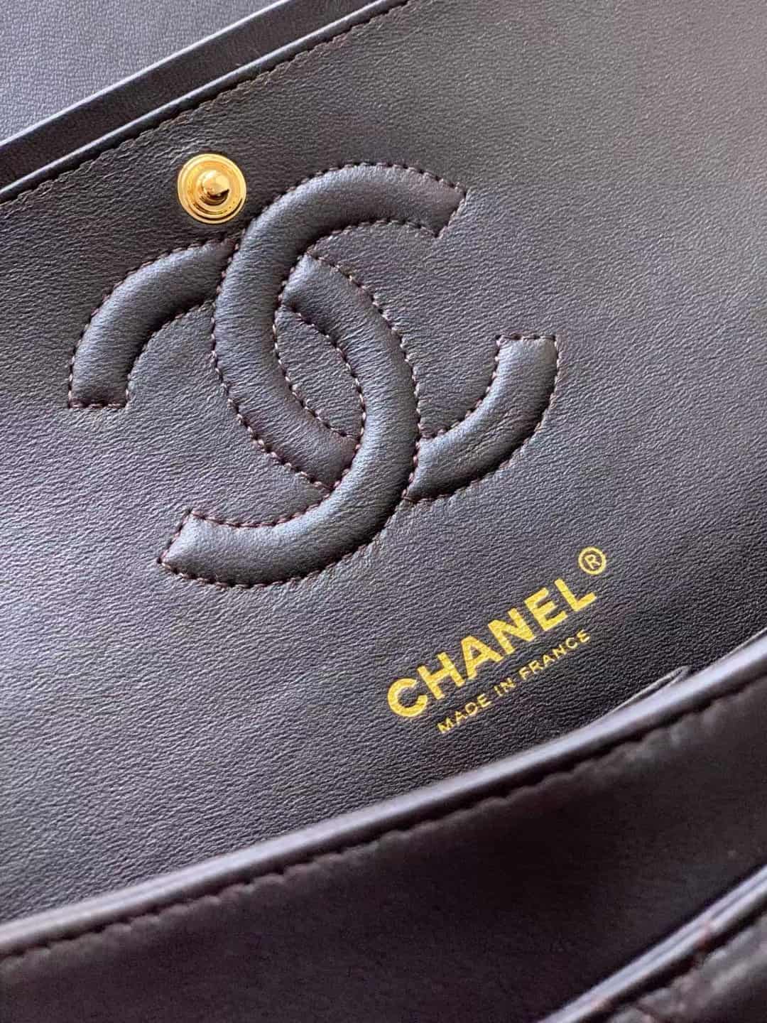 Medium CLASSIC HANDBAG Lambskin Gold Metal In Chocolate A