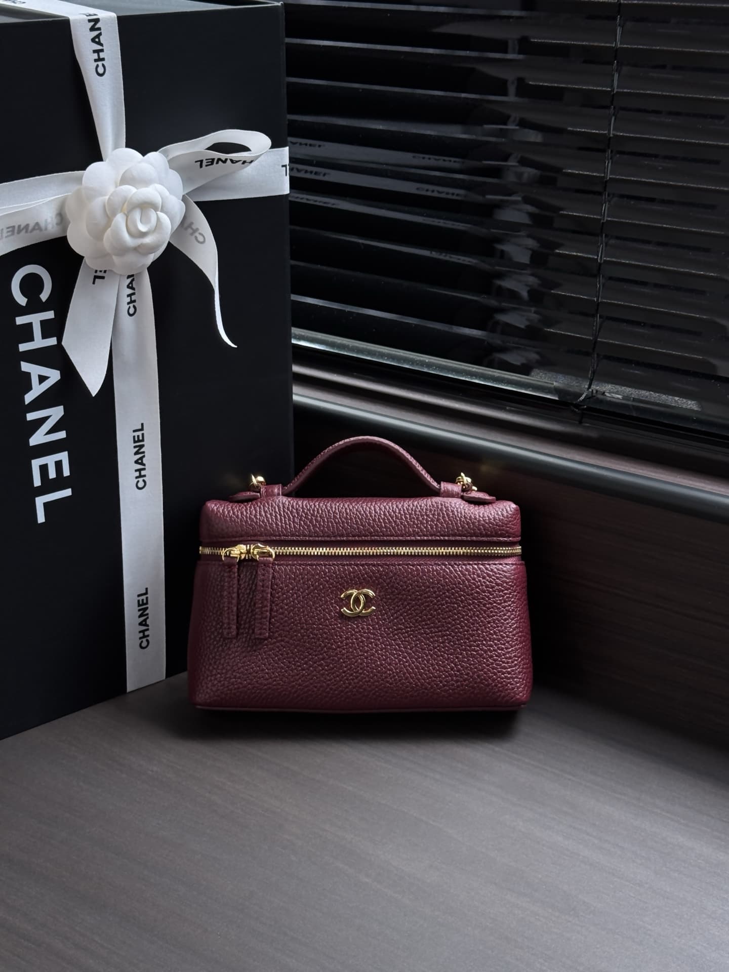 Chanel Small Vanity with chain Grained Calfskin & Gold-Tone Metal Burgundy AS5346 A