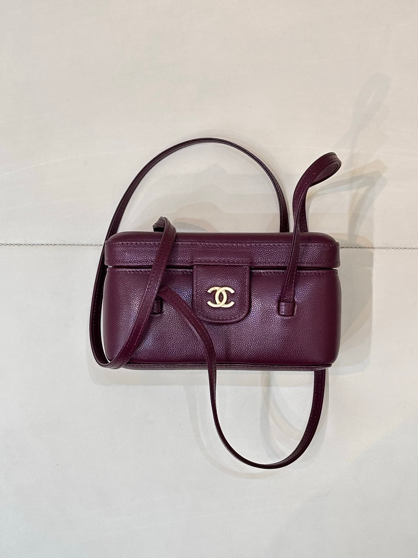 Chanel Long Vanity with Leather Strap Grained Shiny Calfskin & Gold-Tone Metal Claret AP5067 TOP