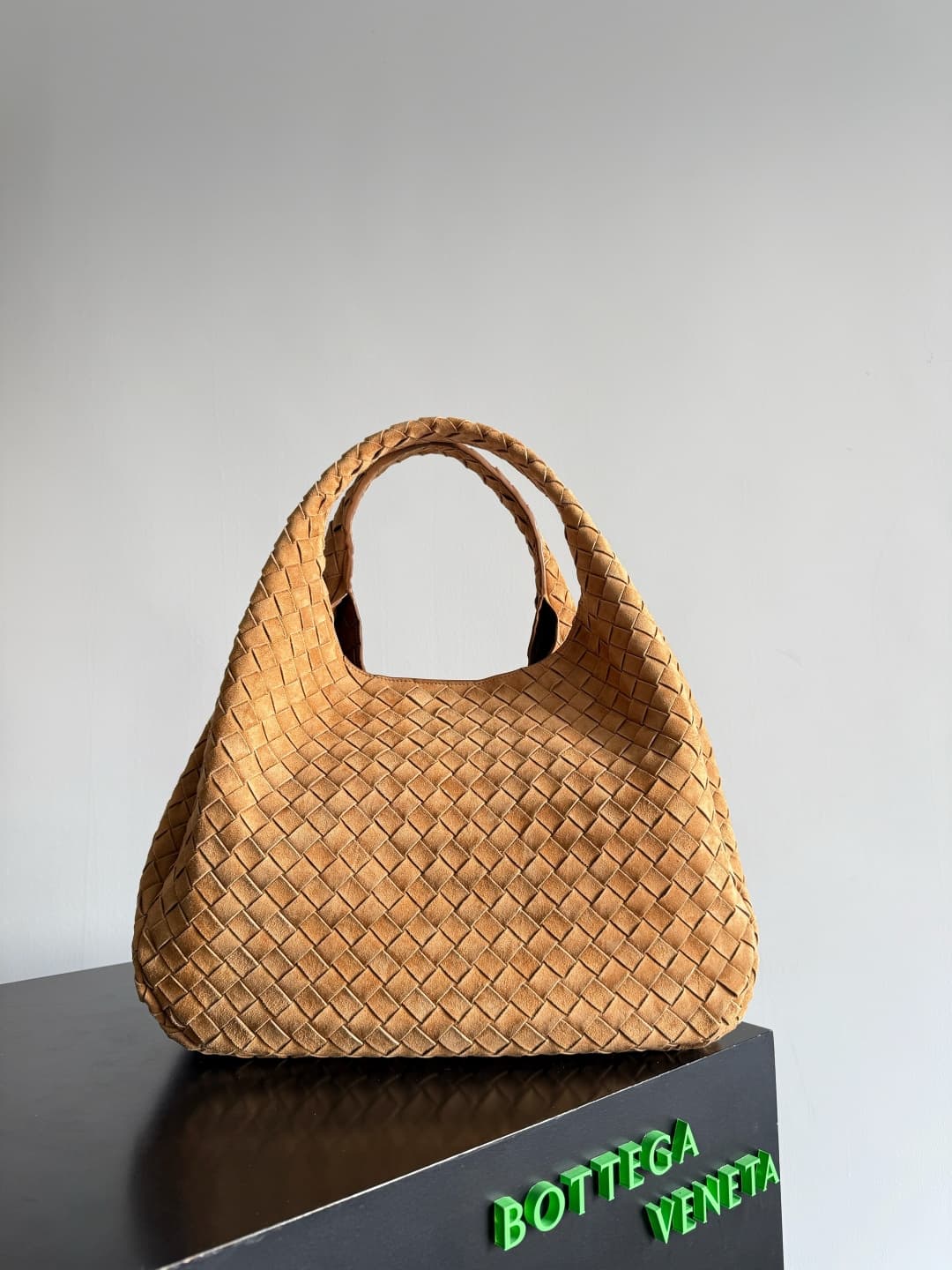 Bottega Veneta Large Campana shoulder bag suede in Beige TOP