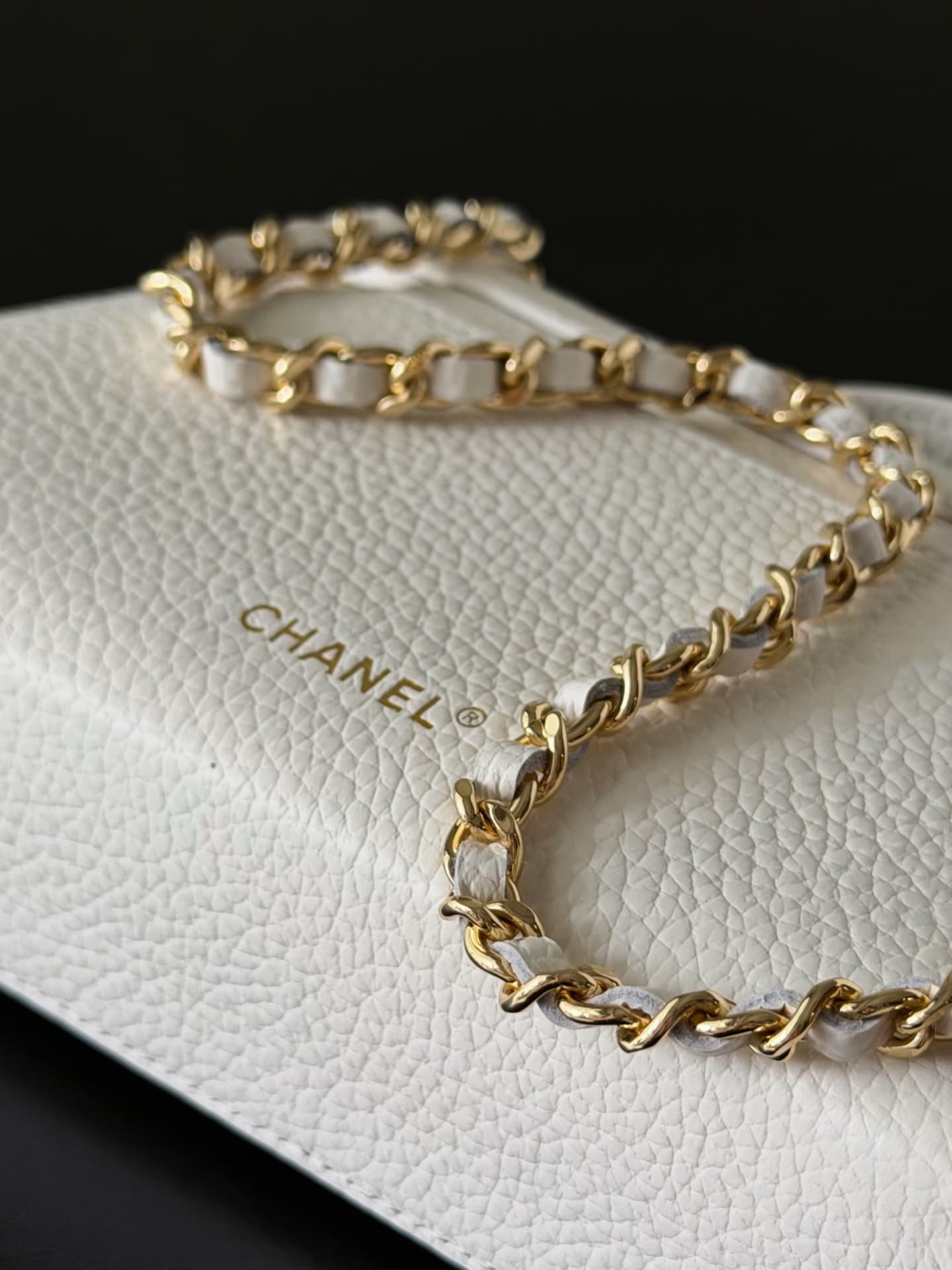 Chanel Small Vanity with chain Grained Calfskin & Gold-Tone Metal White AS5346 A