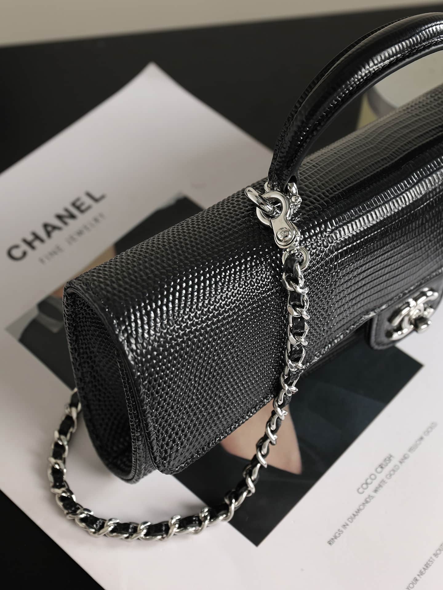 Chanel Clutch with chain Lizard Embossed Calfskin & Silver-Tone Metal Black AP5280 A