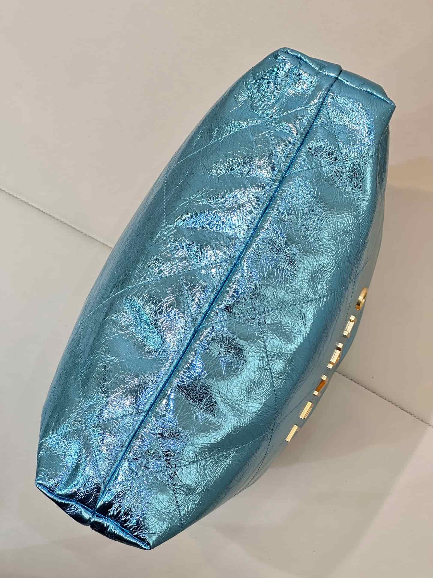 Chanel 22 Small handbag Metallic Calfskin & gold-tone metal AS3260 Blue TOP