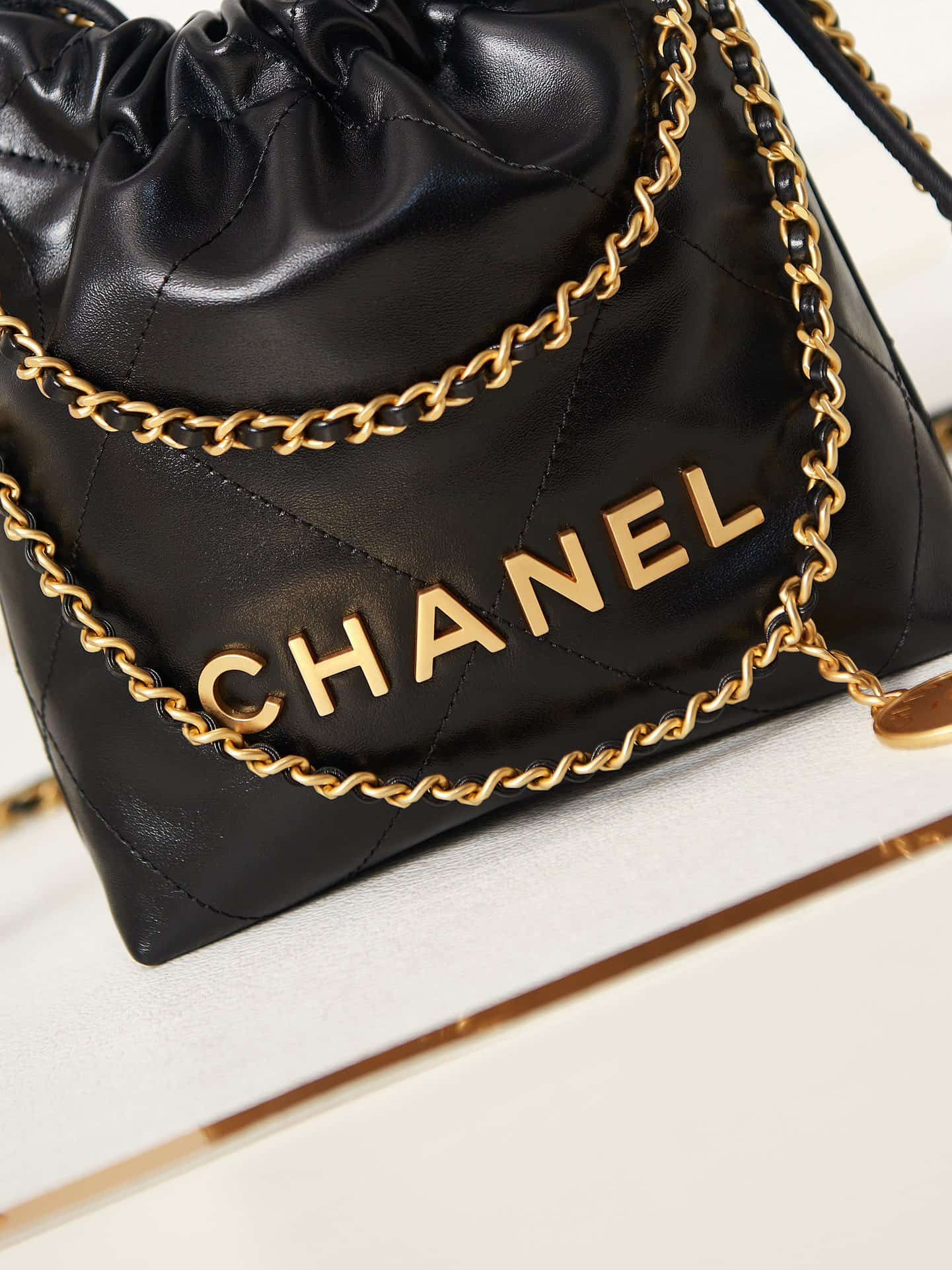 Chanel 22 MINI HANDBAG Shiny Calfskin Black & Gold-Tone Metal AS3980 A