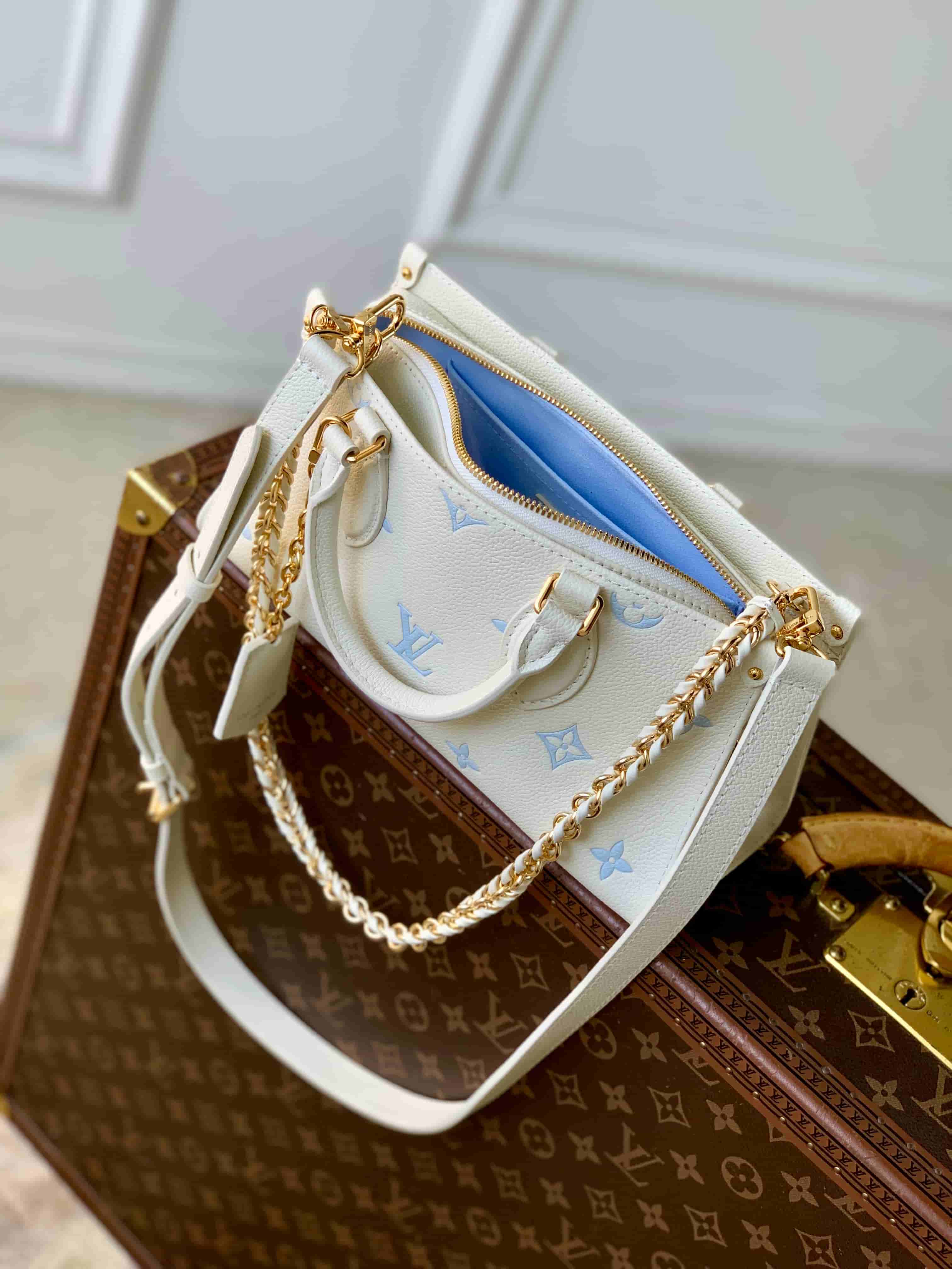 Louis Vuitton OnTheGo East West Milky White/Blue Cowhide leather M27577 High