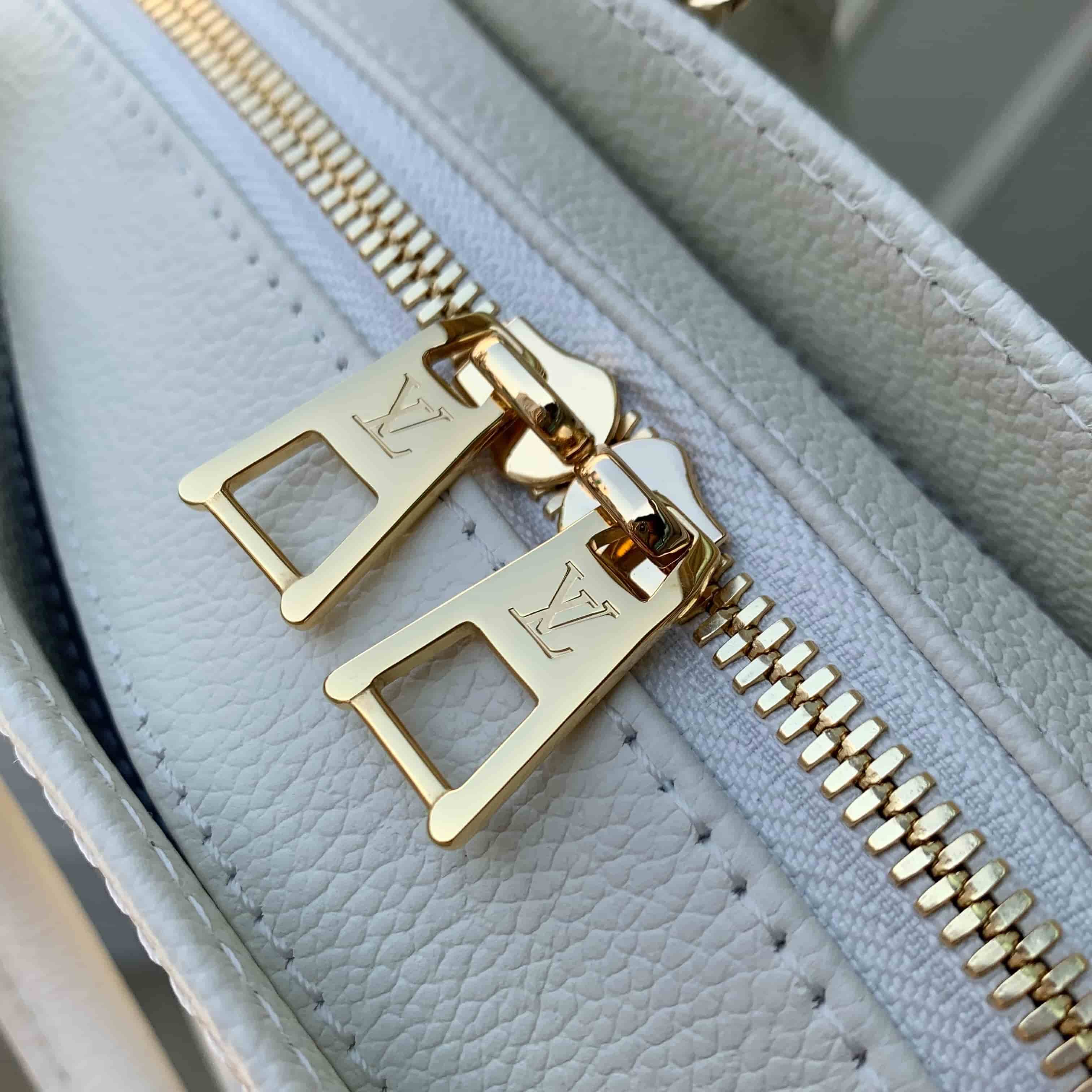 Louis Vuitton OnTheGo East West Milky White/Blue Cowhide leather M27577 High