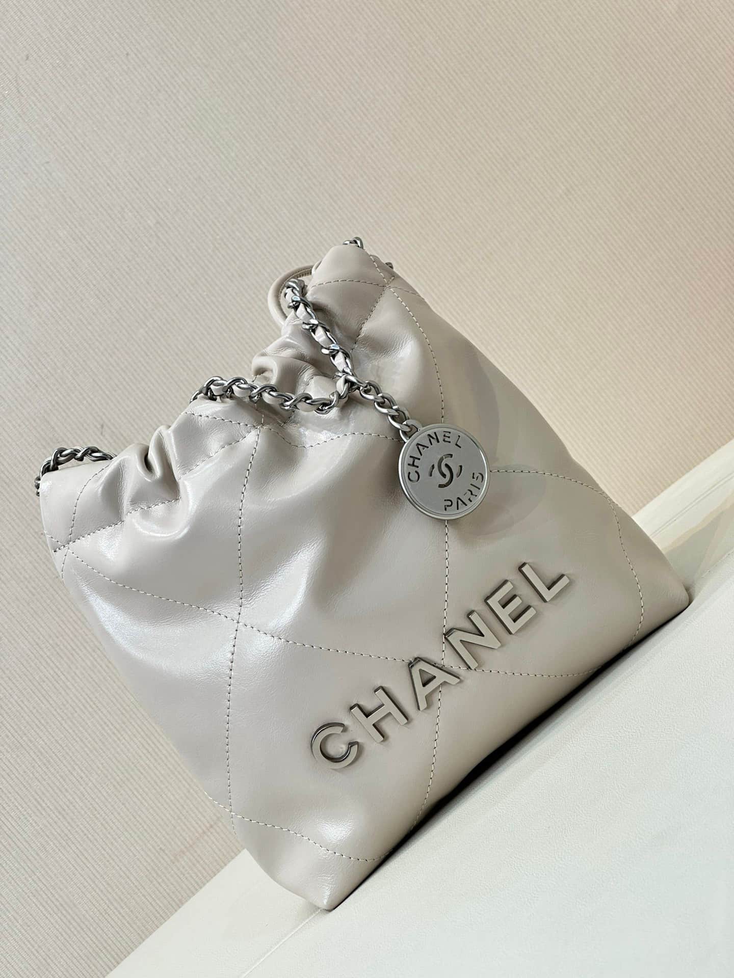 Chanel 22 MINI HANDBAG Shiny Calfskin White & Silver-Tone Metal AS3980 TOP