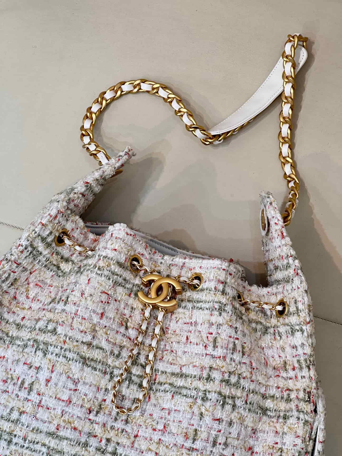 Chanel 25 Medium Hobo handbag AS5311 Wool Tweed & Gold-Tone Metal Ecru Khaki Gold & Red TOP