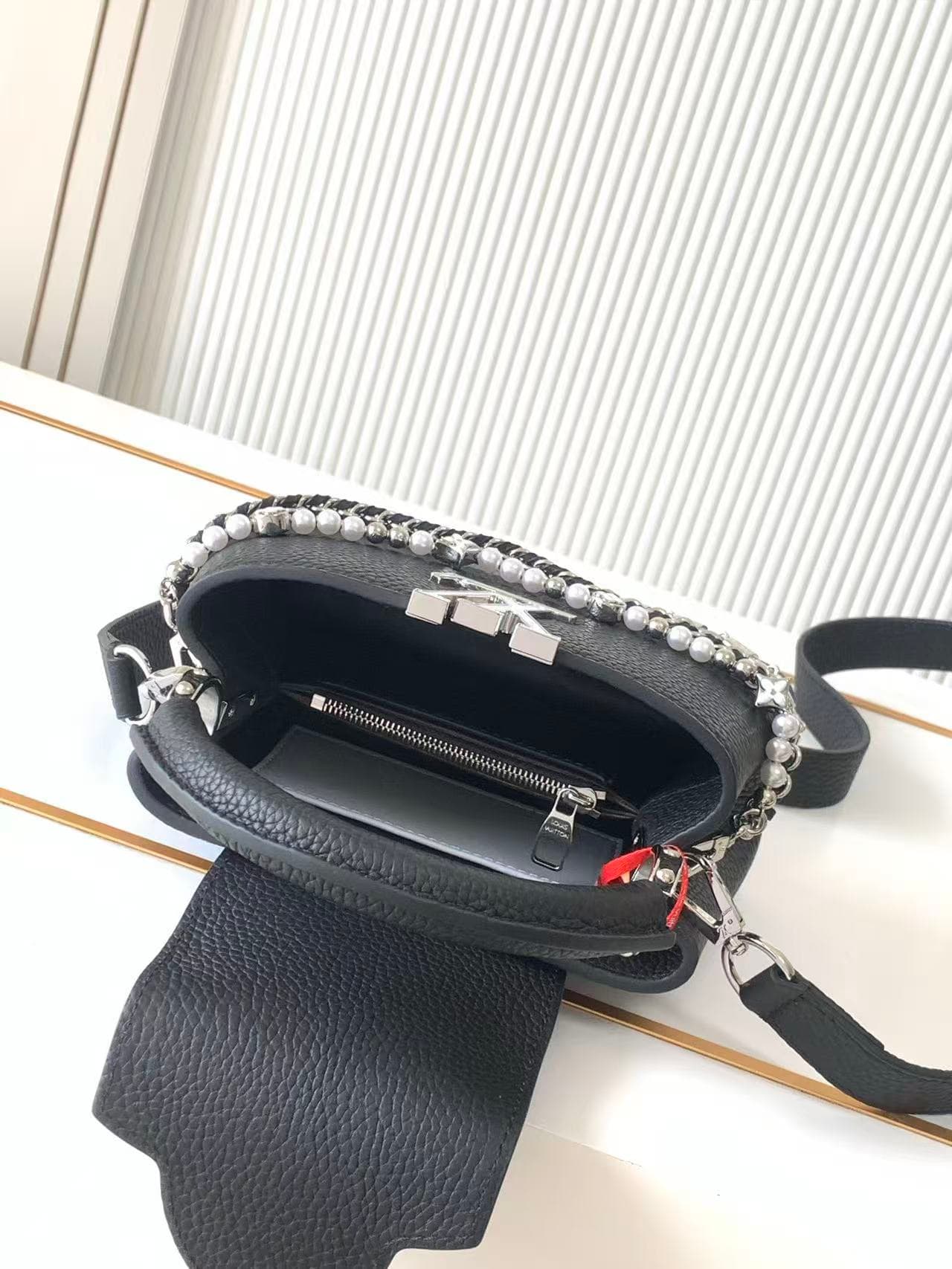 Louis Vuitton Capucines Mini bag Black Taurillon Leather M11908 TOP