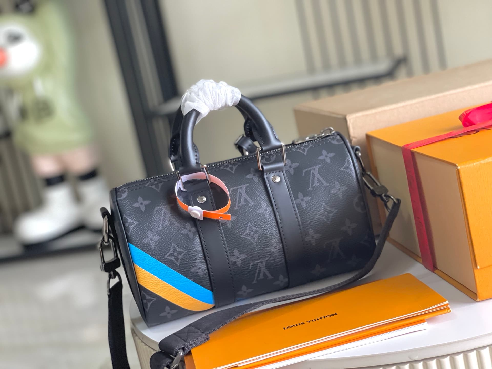 Louis Vuitton Keepall Bandoulière 25 Mon Monogram Eclipse coated canvas P01942 TOP