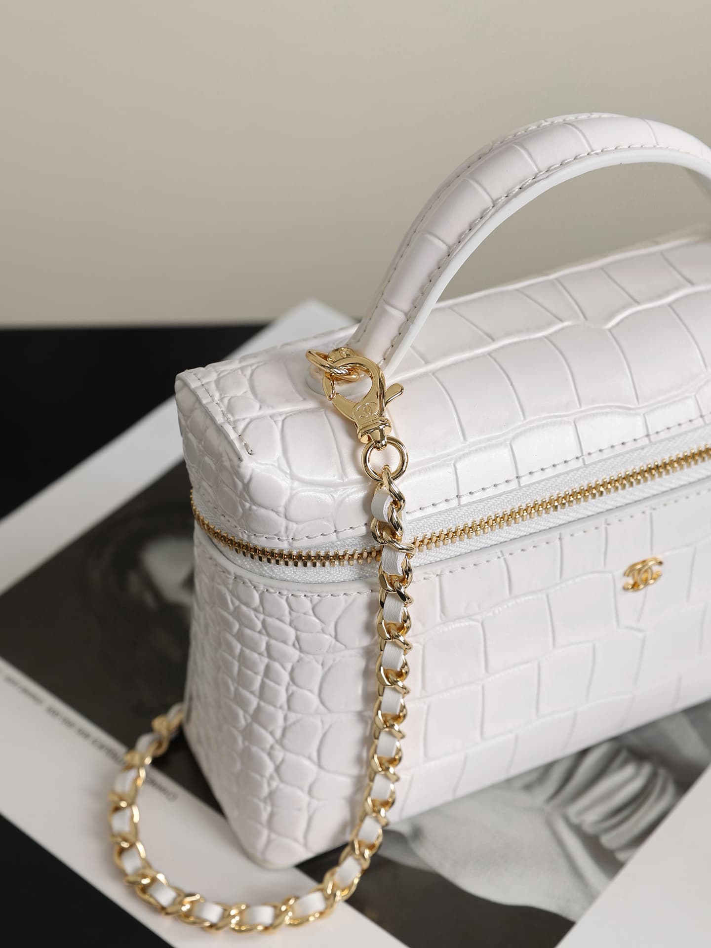 Chanel Vanity with Chain Crocodile-embossed leather& Gold-Tone Metal White AP5195 A