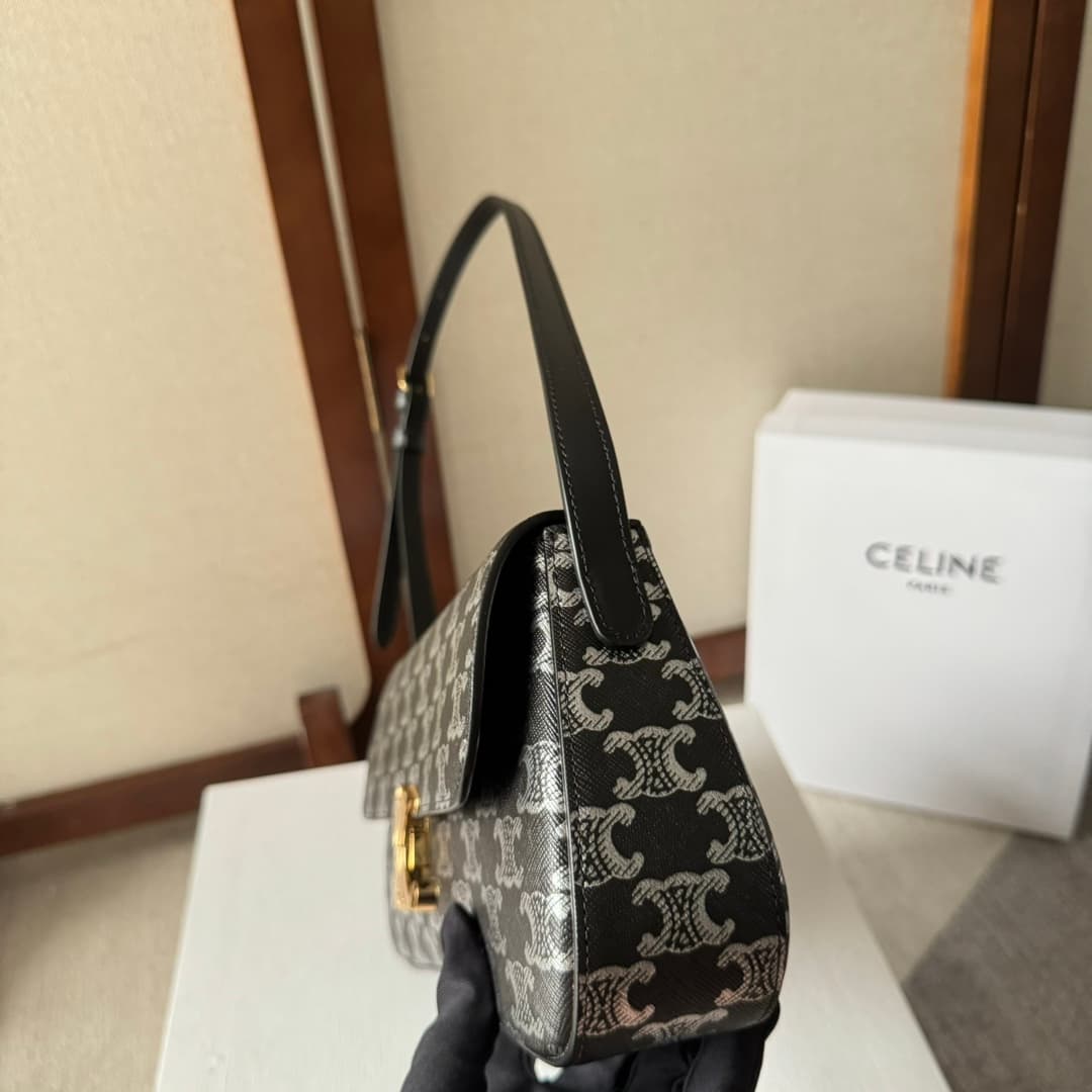 CELINE Triomphe Lola bag in Black High