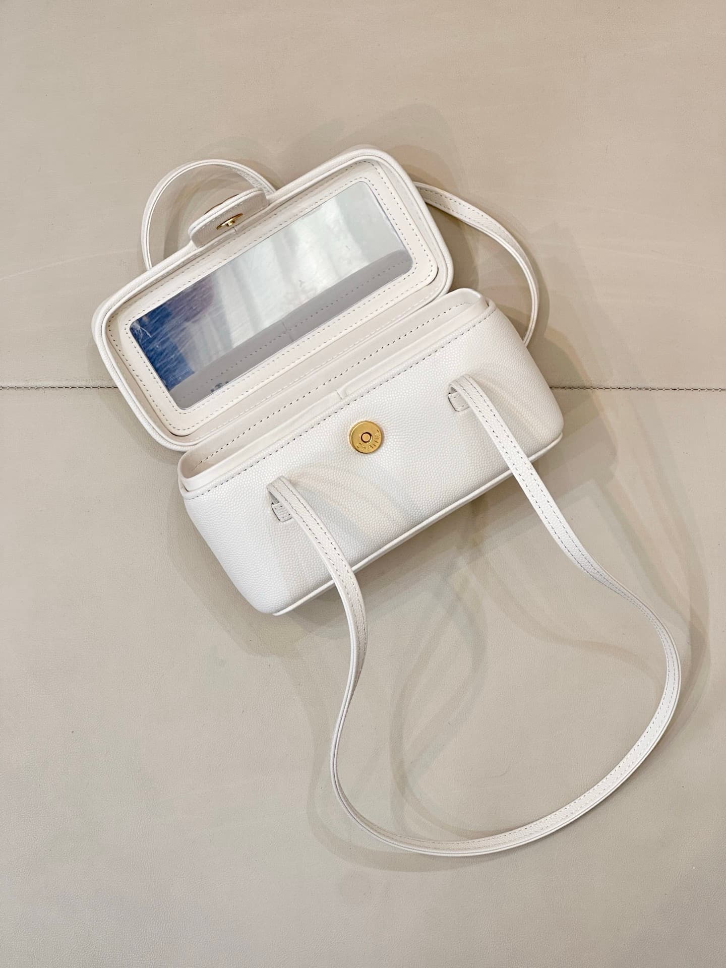 Chanel Long Vanity with Leather Strap Grained Shiny Calfskin & Gold-Tone Metal White AP5067 TOP