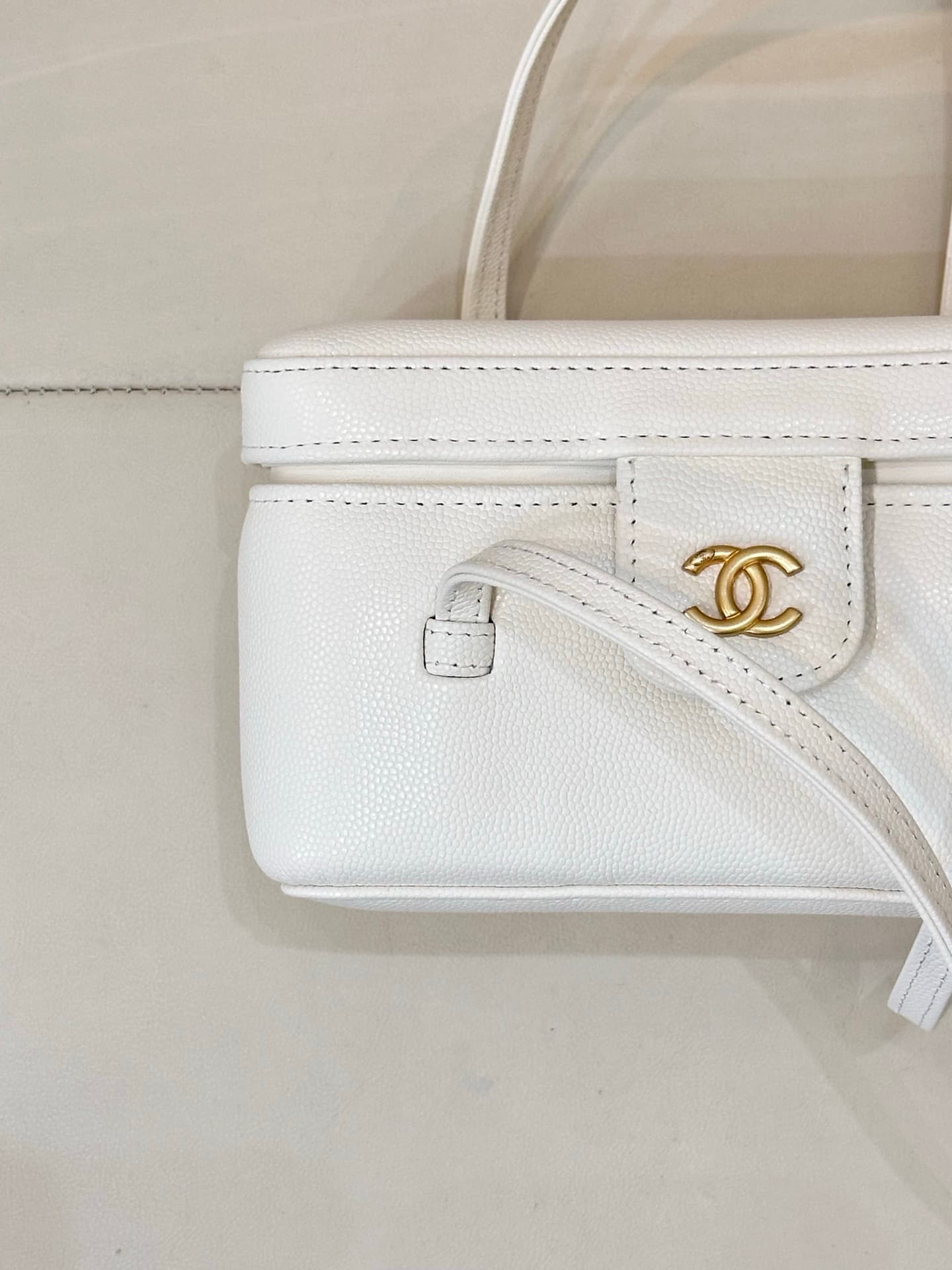 Chanel Long Vanity with Leather Strap Grained Shiny Calfskin & Gold-Tone Metal White AP5067 TOP