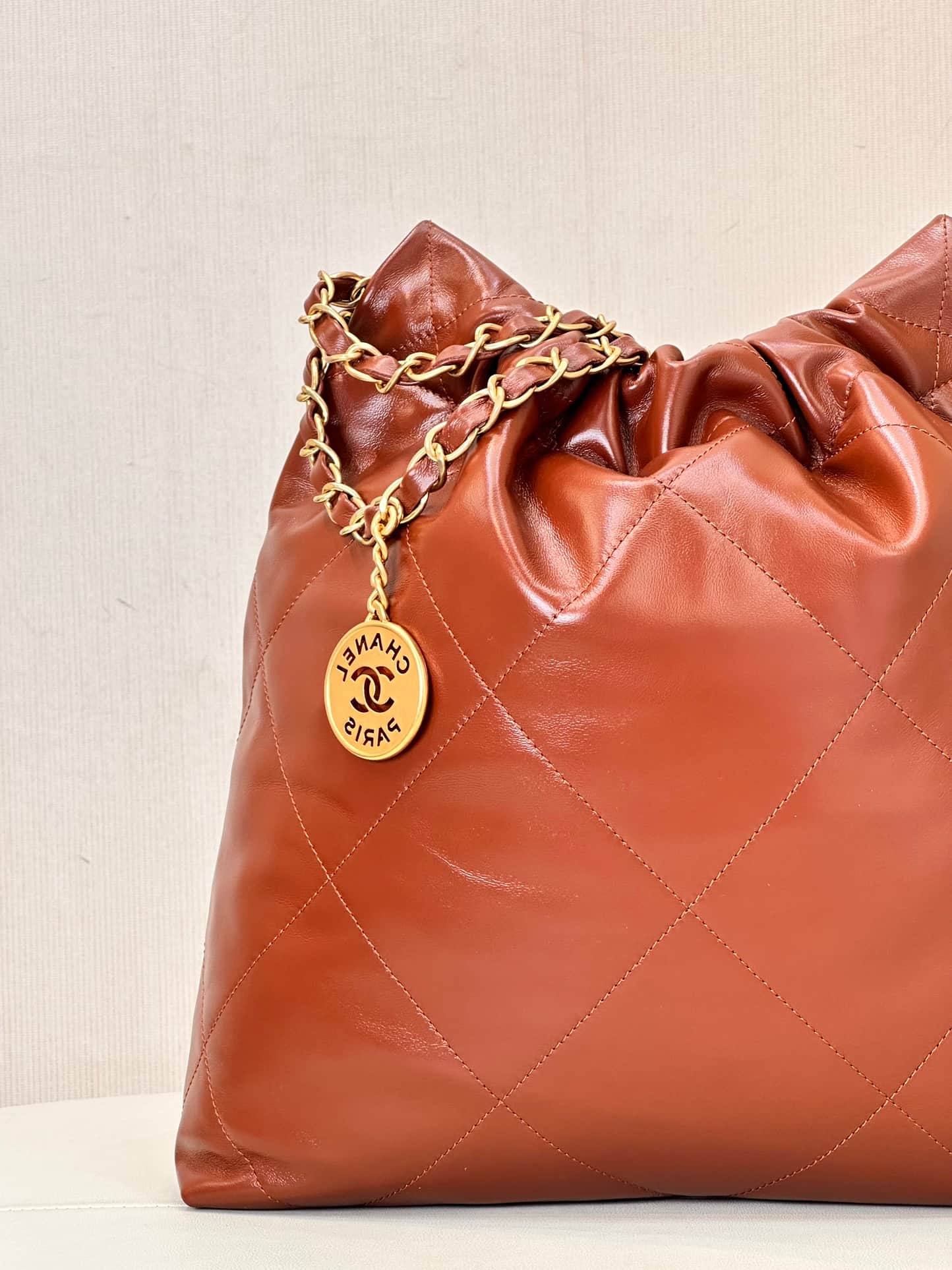 Chanel 22 Small handbag Shiny calfskin & Gold-tone metal AS3260 Brown TOP