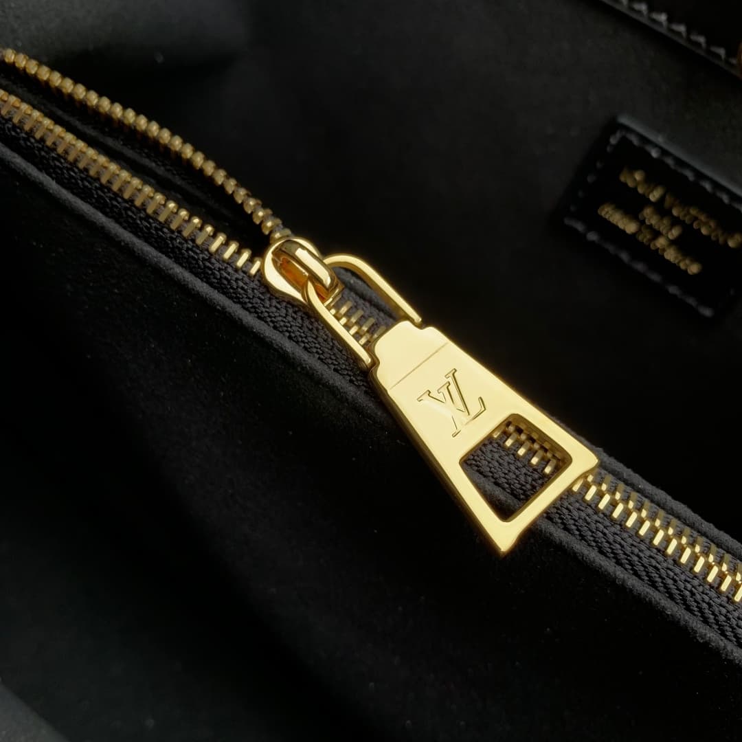 Louis Vuitton Avenue PM Cowhide leather M25577 Black High