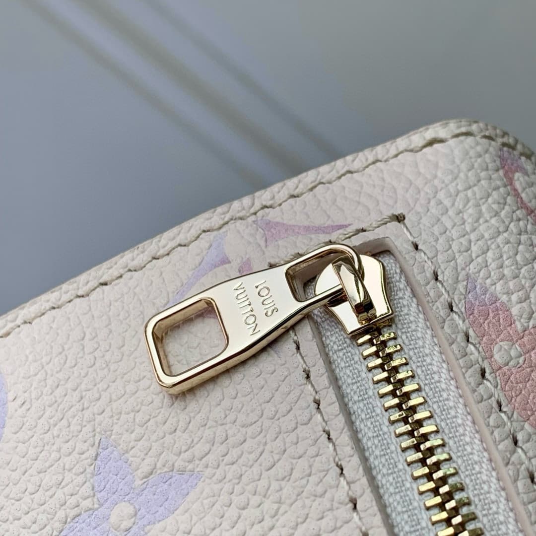 Louis Vuitton Pochette Métis East West Embossed grained cowhide leather M25682 Dream Cream High