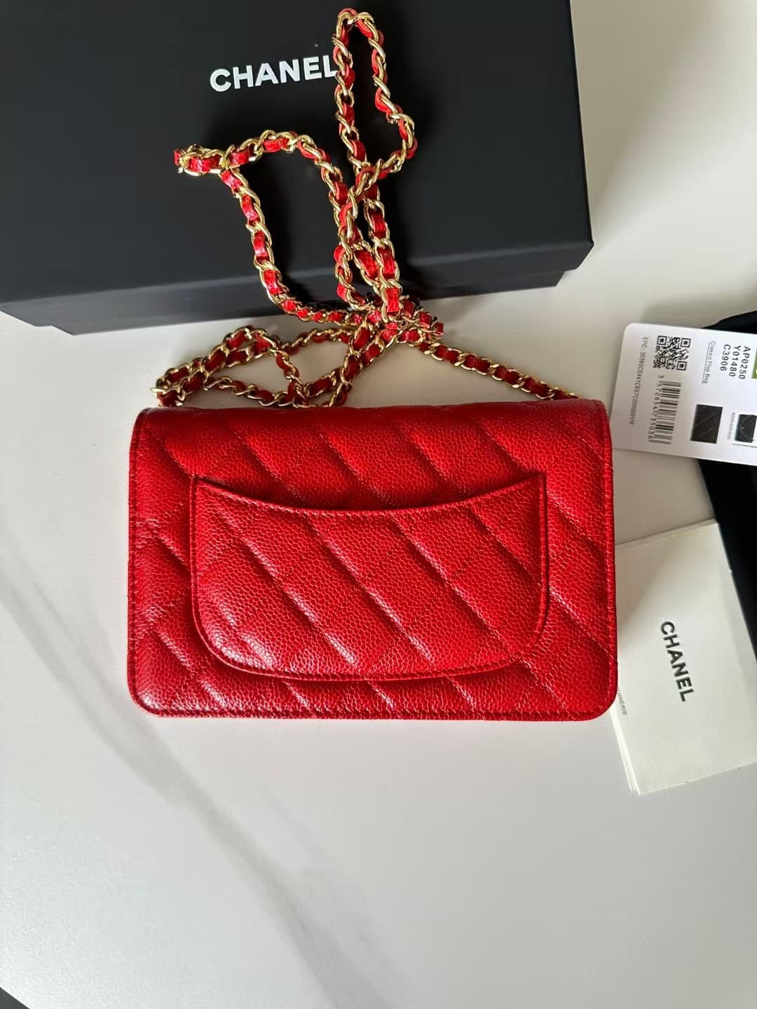 Classic Wallet on Chain AP0250 Grained Calfskin Red Gold Metal B