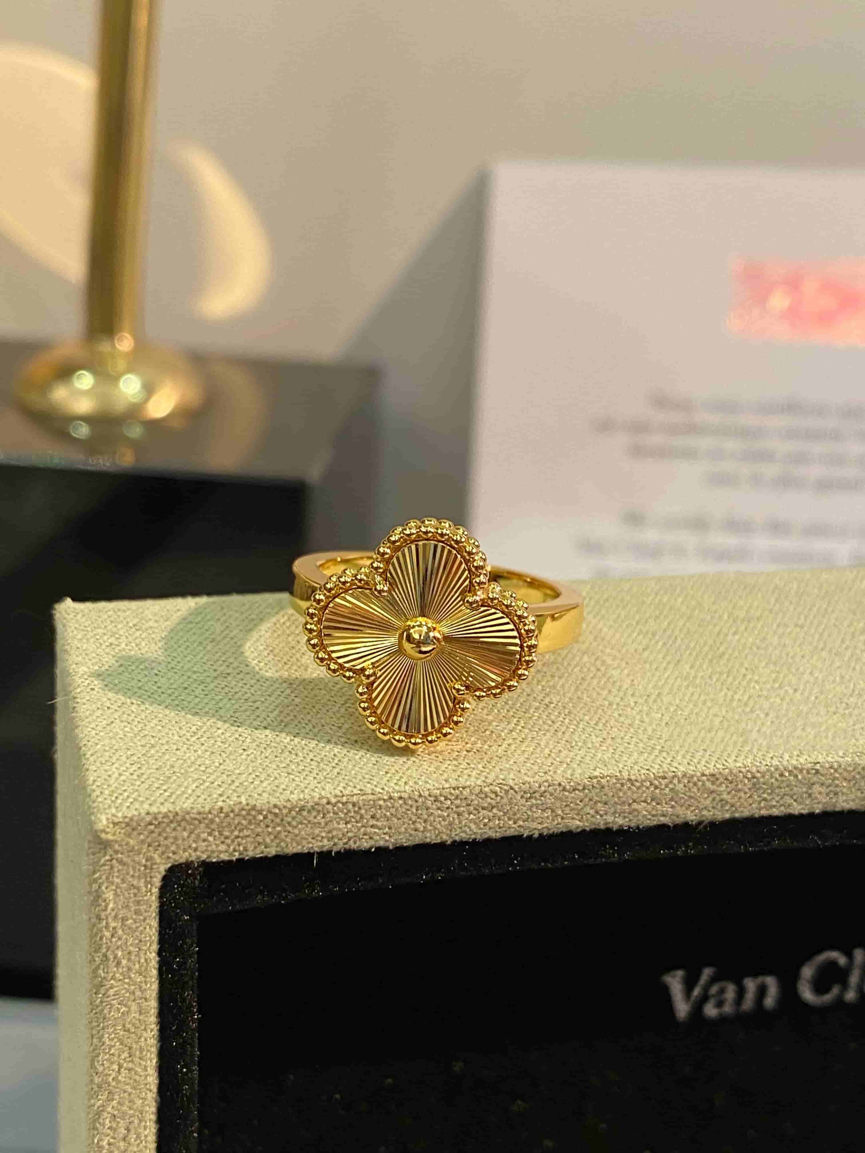 Van Cleef & Arpels Ring V gold High