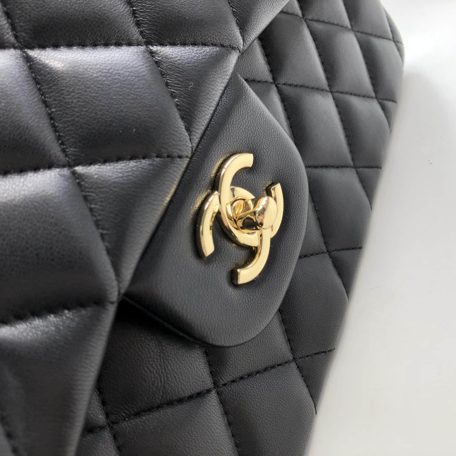 Large CLASSIC HANDBAG Lambskin Gold Metal Black A