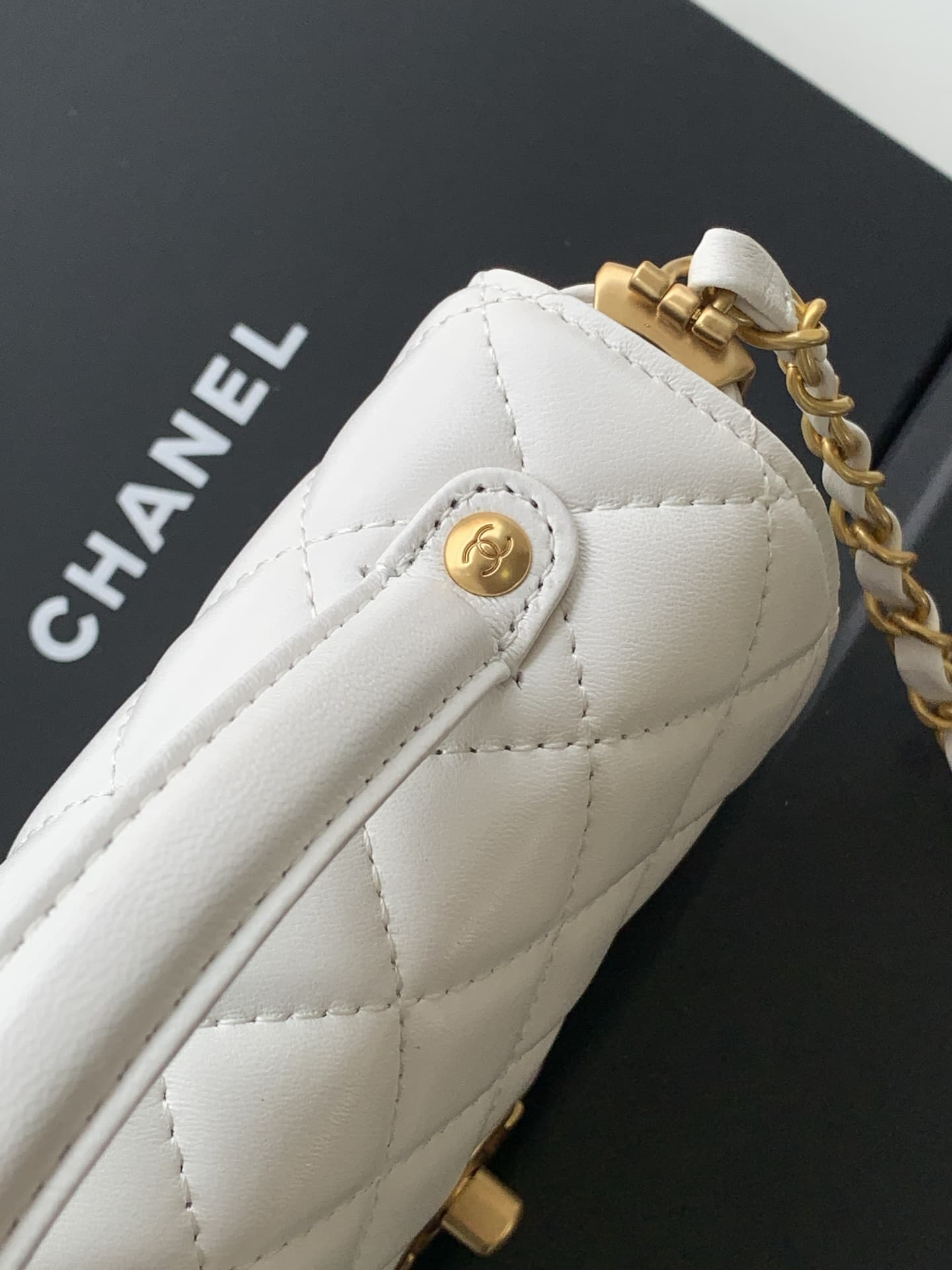 SMALL FLAP BAG WITH TOP HANDLE Lambskin Gold-Metal AS5355 White A