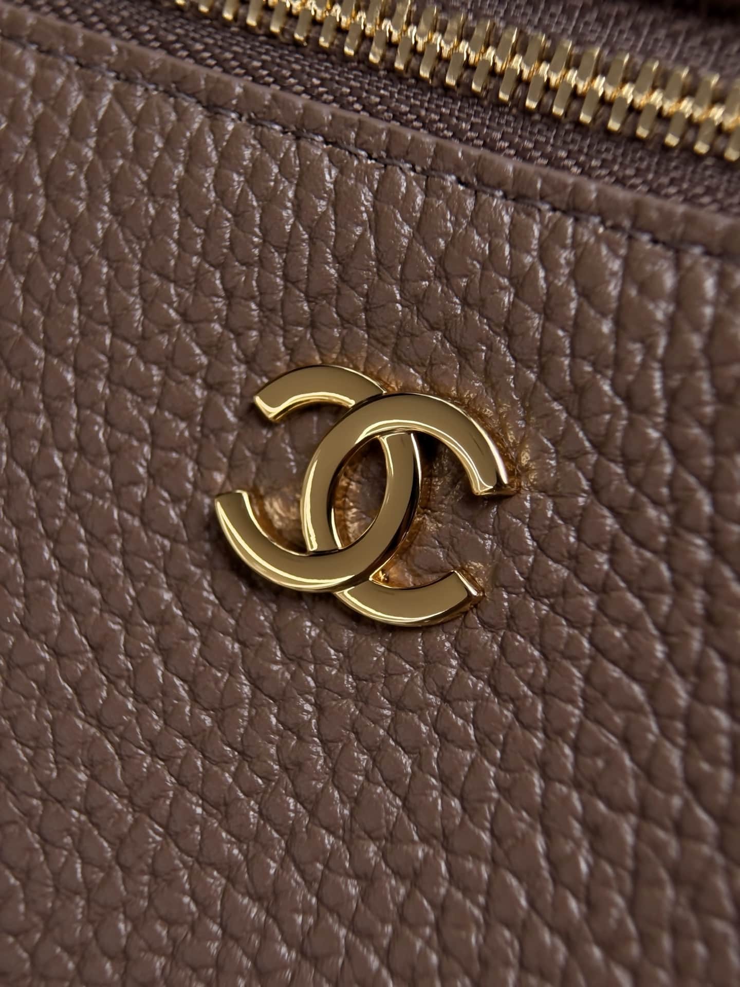Chanel Small Vanity with chain Grained Calfskin & Gold-Tone Metal Dark Brown AS5346 A