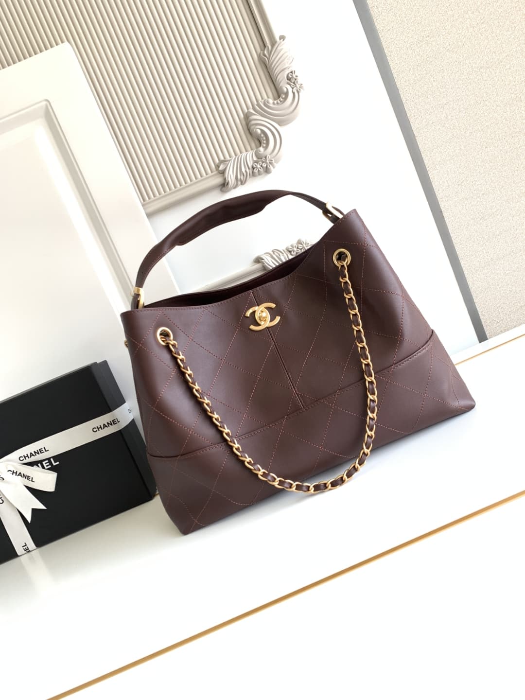 Small Shopping Bag Calfskin & Gold-Tone Metal AS5634 A
