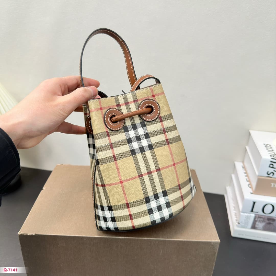 Burberry TB Bucket Bag in Archive beige & briar brown
