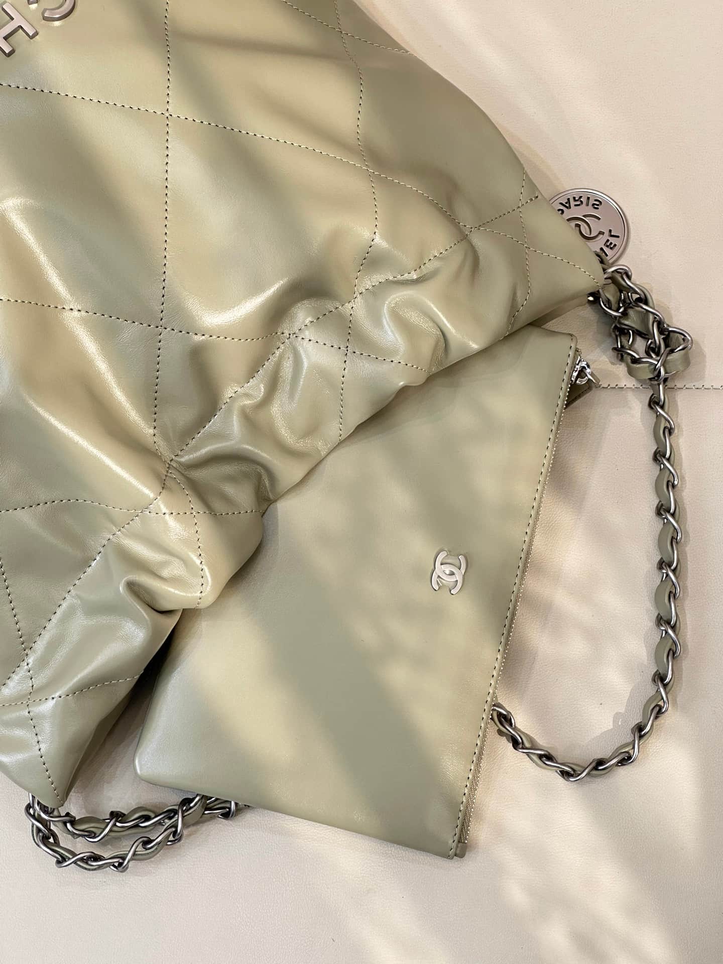 Chanel 22 Small handbag Shiny calfskin & silver-tone metal AS3260 Green TOP