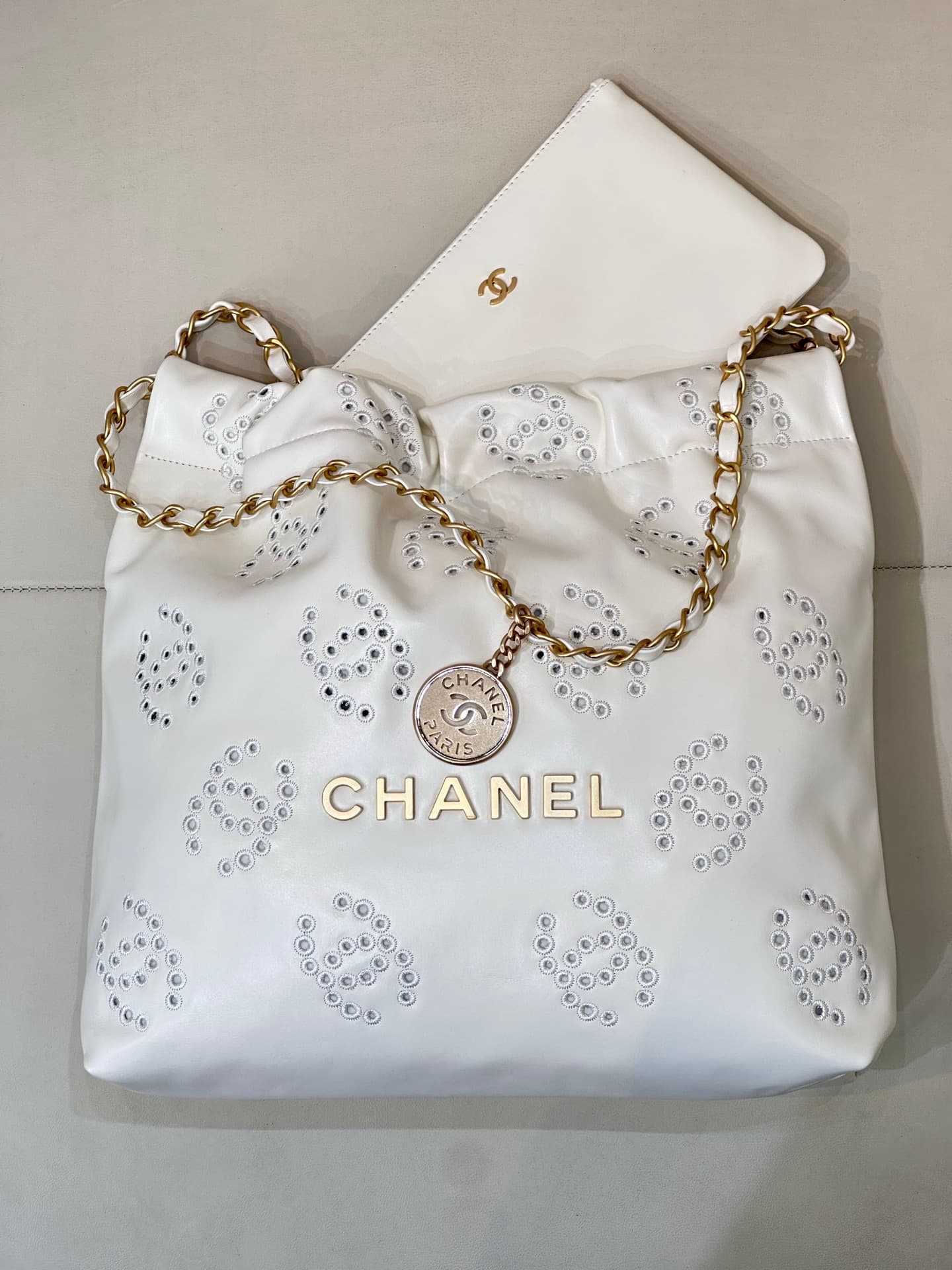 Chanel 22 Small handbag Shiny calfskin & gold-tone metal AS3260 white TOP