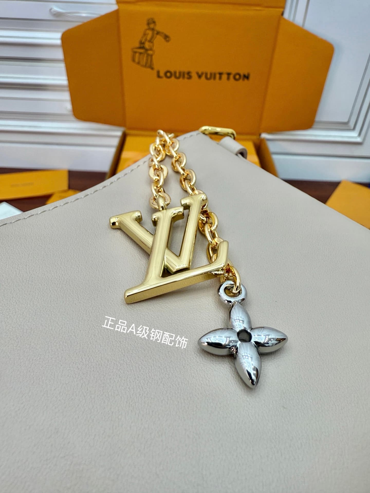 Louis Vuitton Pochette LV Bloom M25784 Calfskin leather Sand TOP