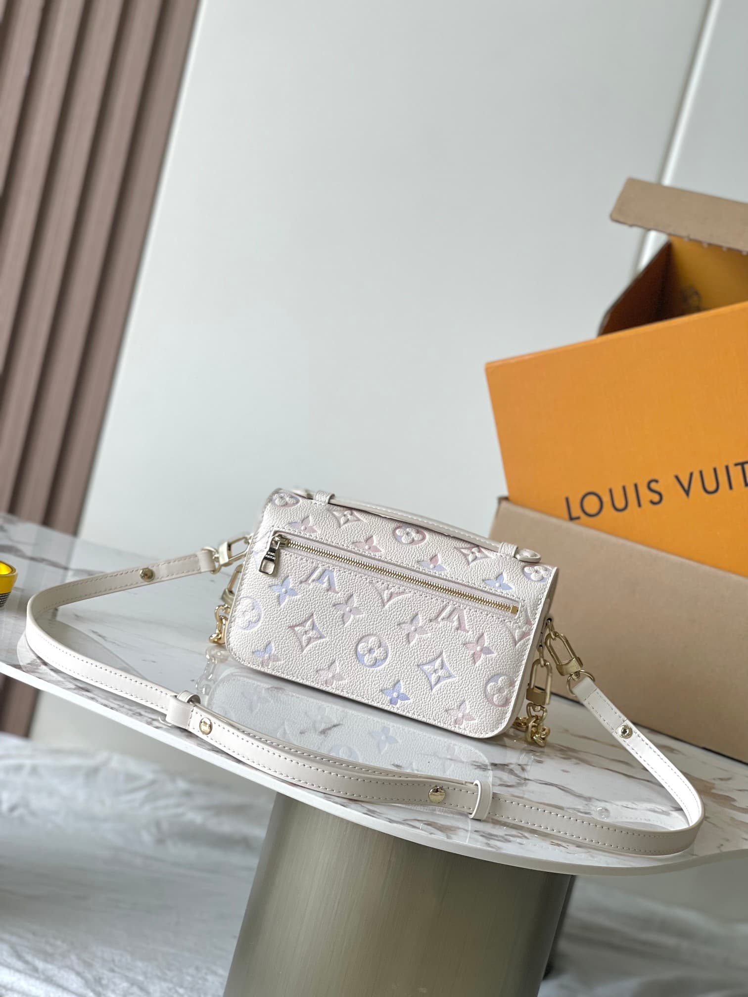 Louis Vuitton Pochette Métis East West Embossed grained cowhide leather M25682 Dream Cream TOP