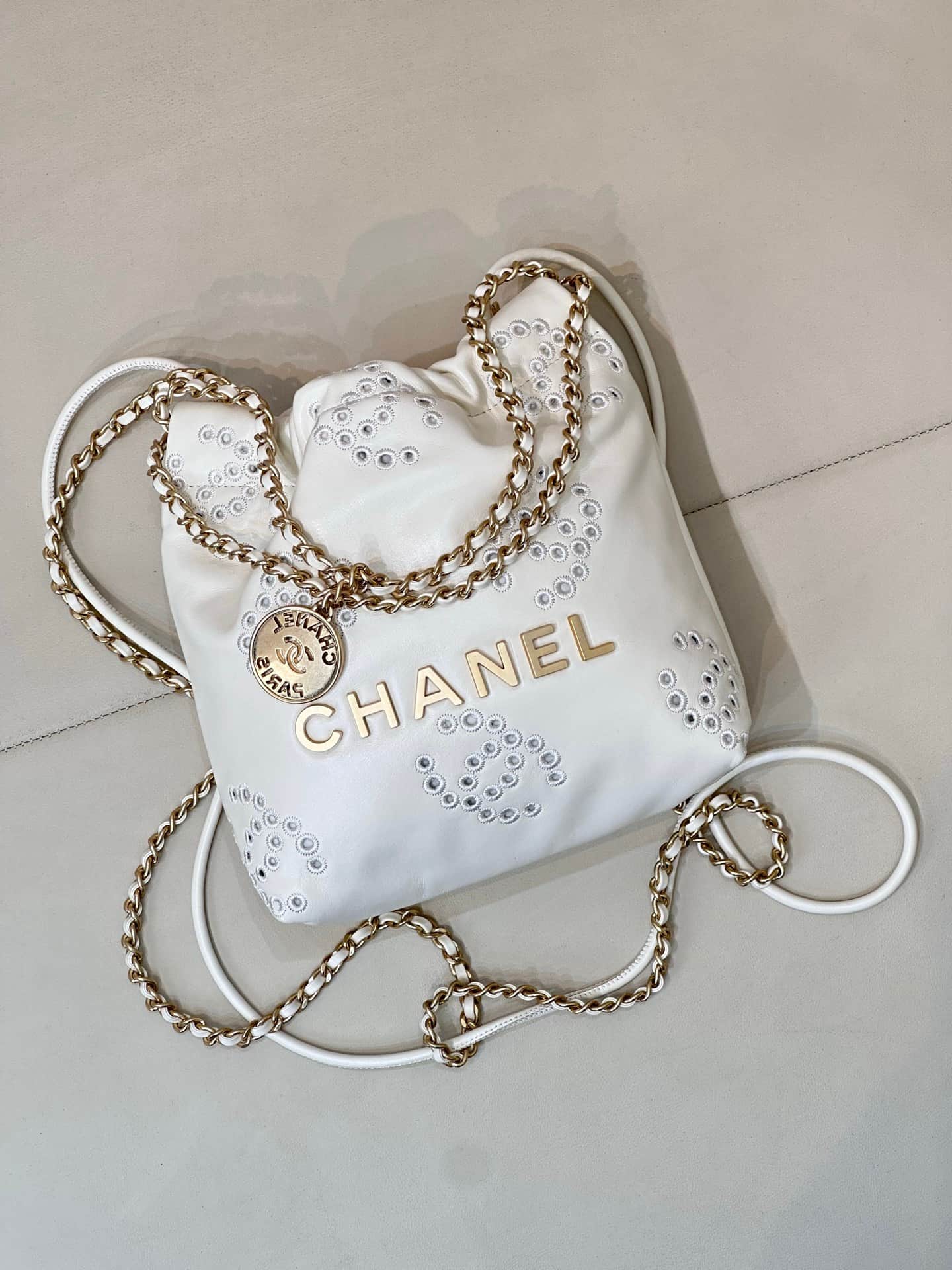 Chanel 22 MINI HANDBAG Shiny Calfskin White & Gold-Tone Metal AS3980 TOP