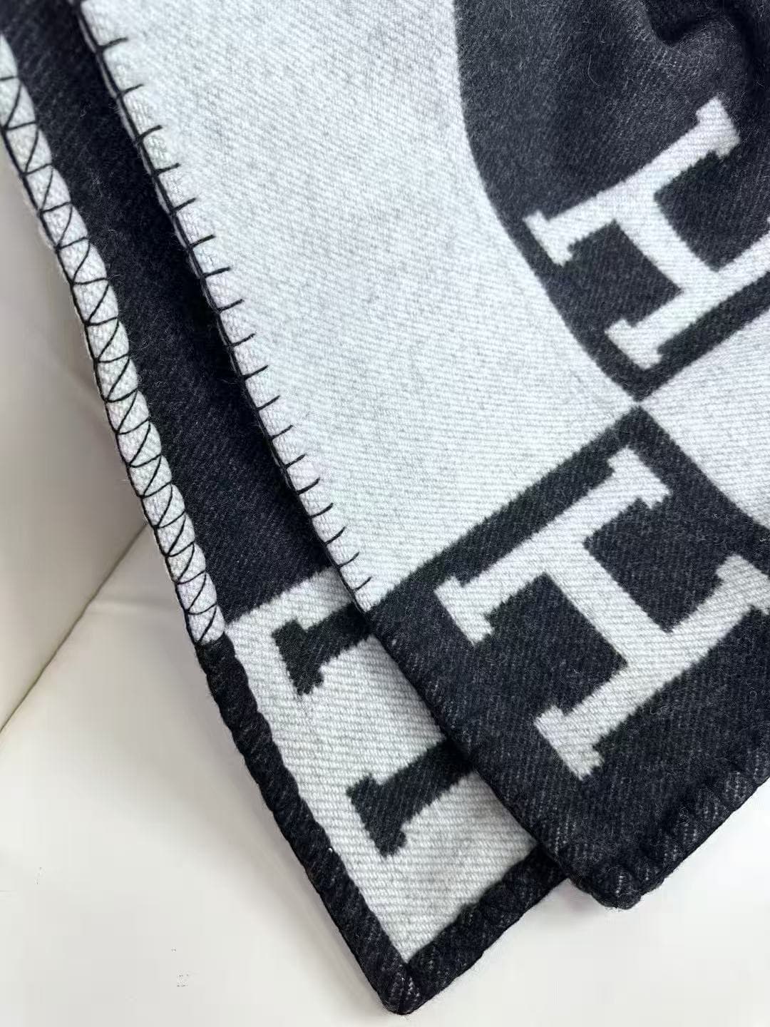Hermes Avalon throw blanket