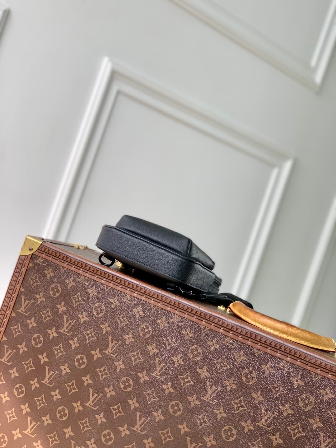 Louis Vuitton Avenue Slingbag PM  LV Aerogram Waxy calfskin M15255 Black High
