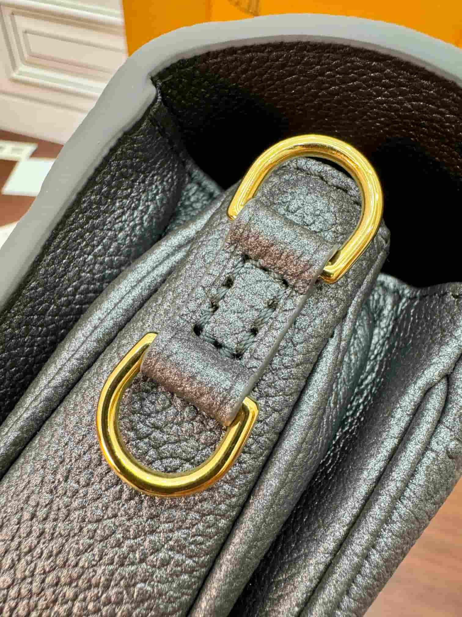 Louis Vuitton Pochette Métis East West Gun metal Embossed grained cowhide leather M11998 TOP