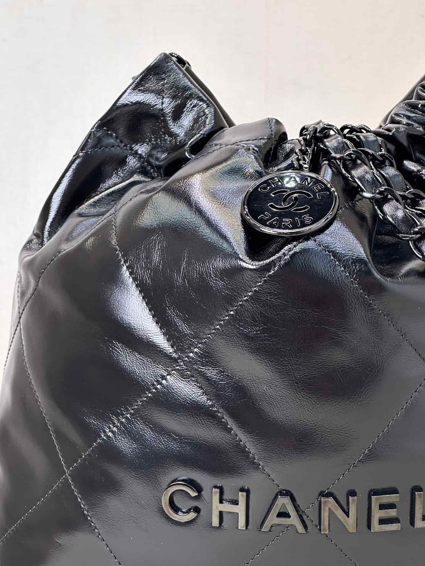 Chanel 22 Small handbag Shiny calfskin & Black-tone metal AS3260 Black TOP
