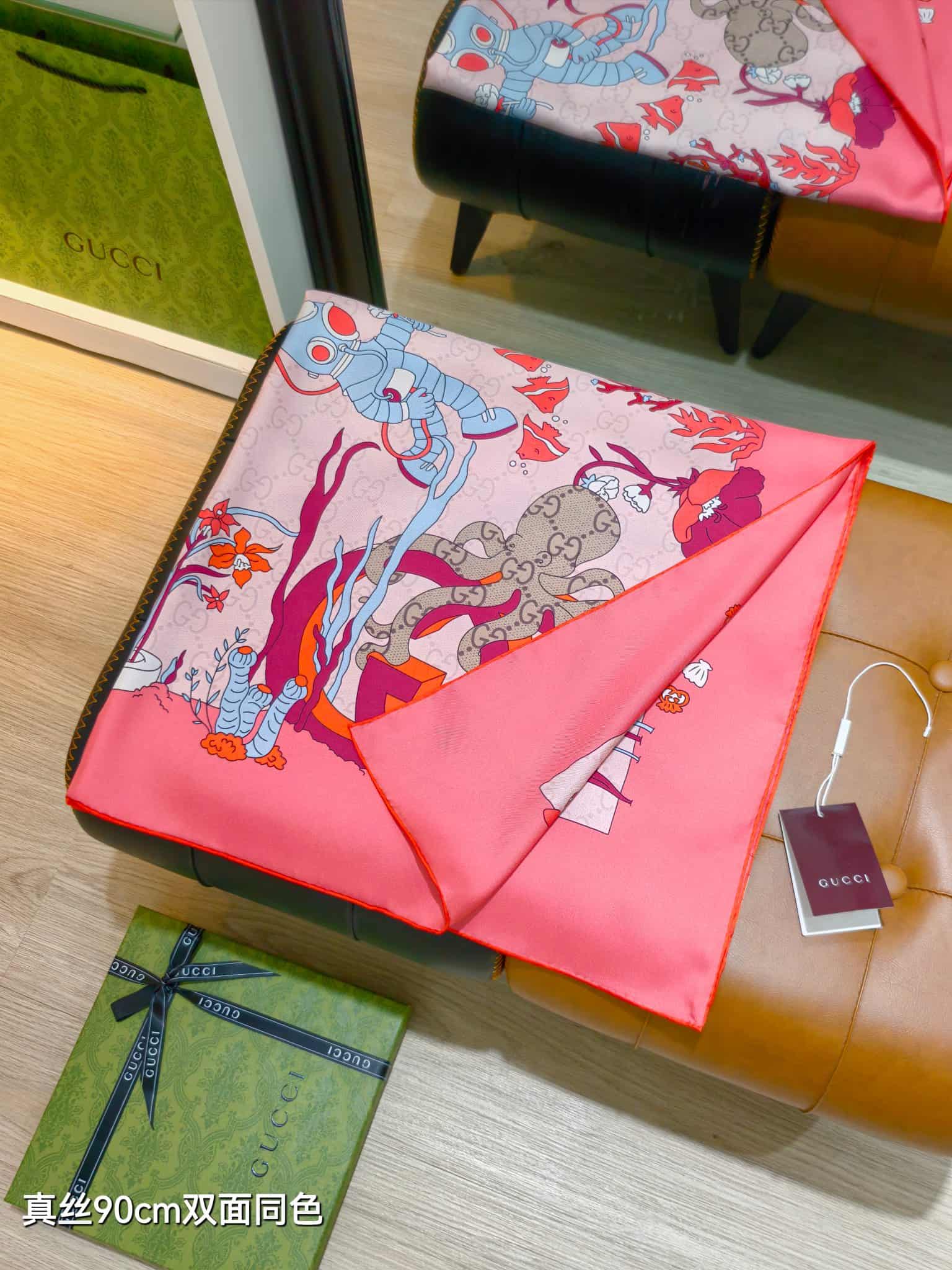 Gucci Printed silk carré in pink