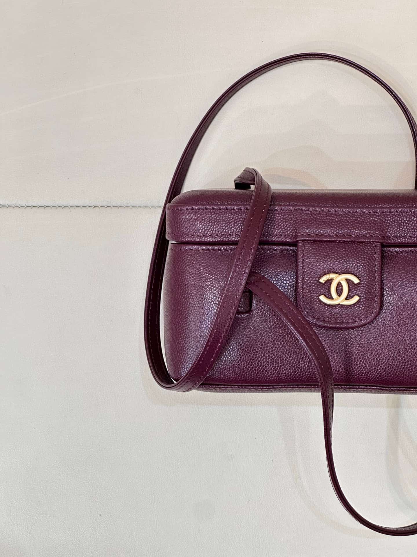 Chanel Long Vanity with Leather Strap Grained Shiny Calfskin & Gold-Tone Metal Claret AP5067 TOP