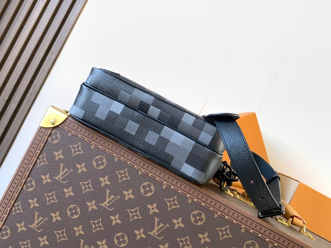 Louis Vuitton Nil Messenger Damoflage Black coated canvas M14988 High