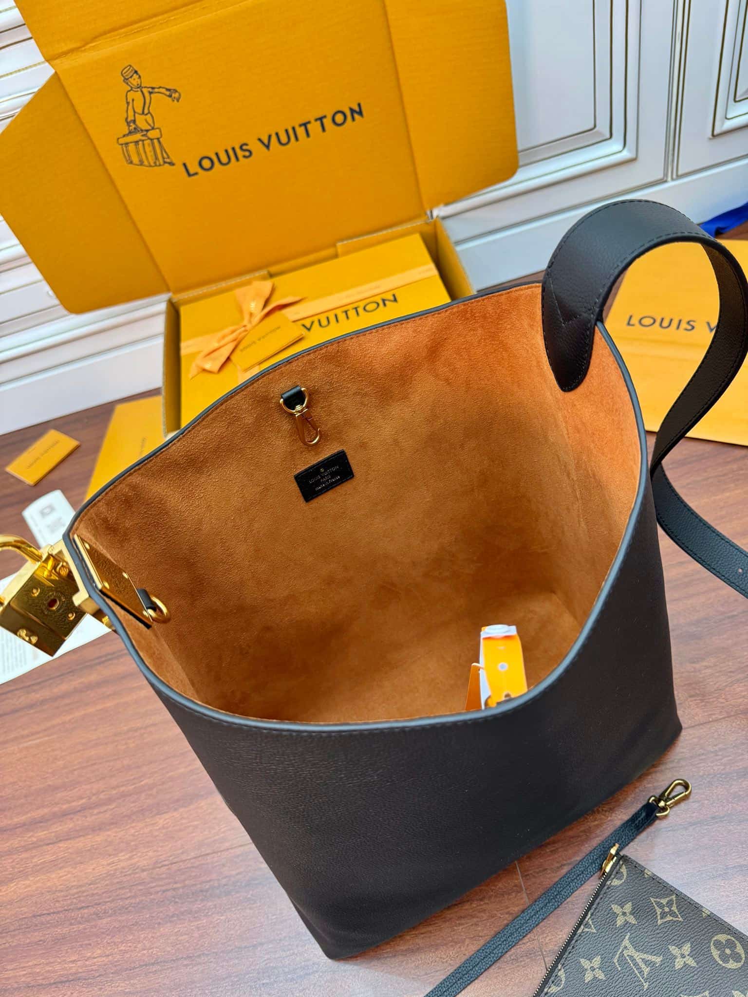 Louis Vuitton Low Key Hobo MM M24856 Black Grained calfskin TOP