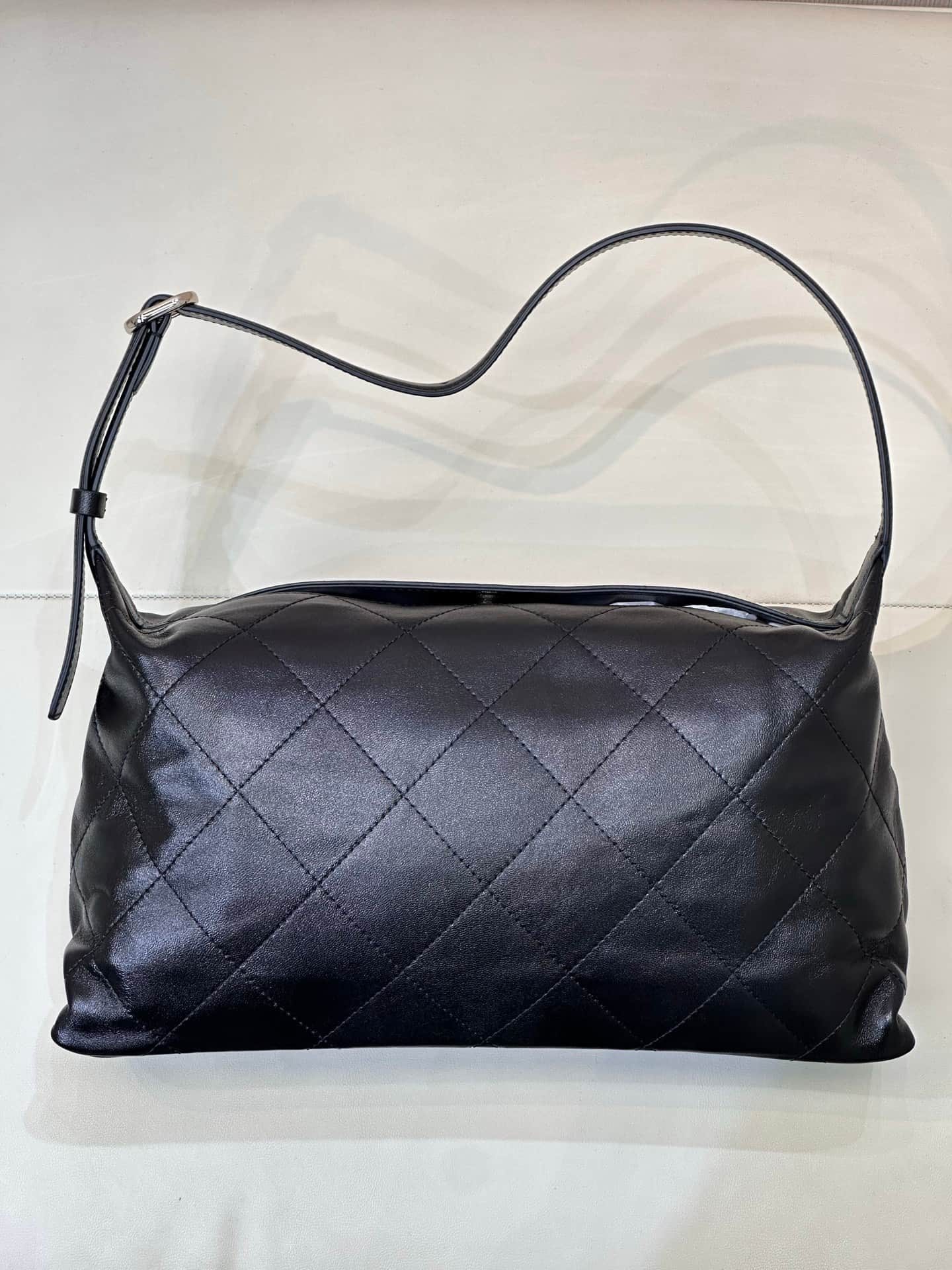 Chanel Maxi Hobo Bag Shiny Lambskin & Gold-Tone Metal AS6139 Black TOP