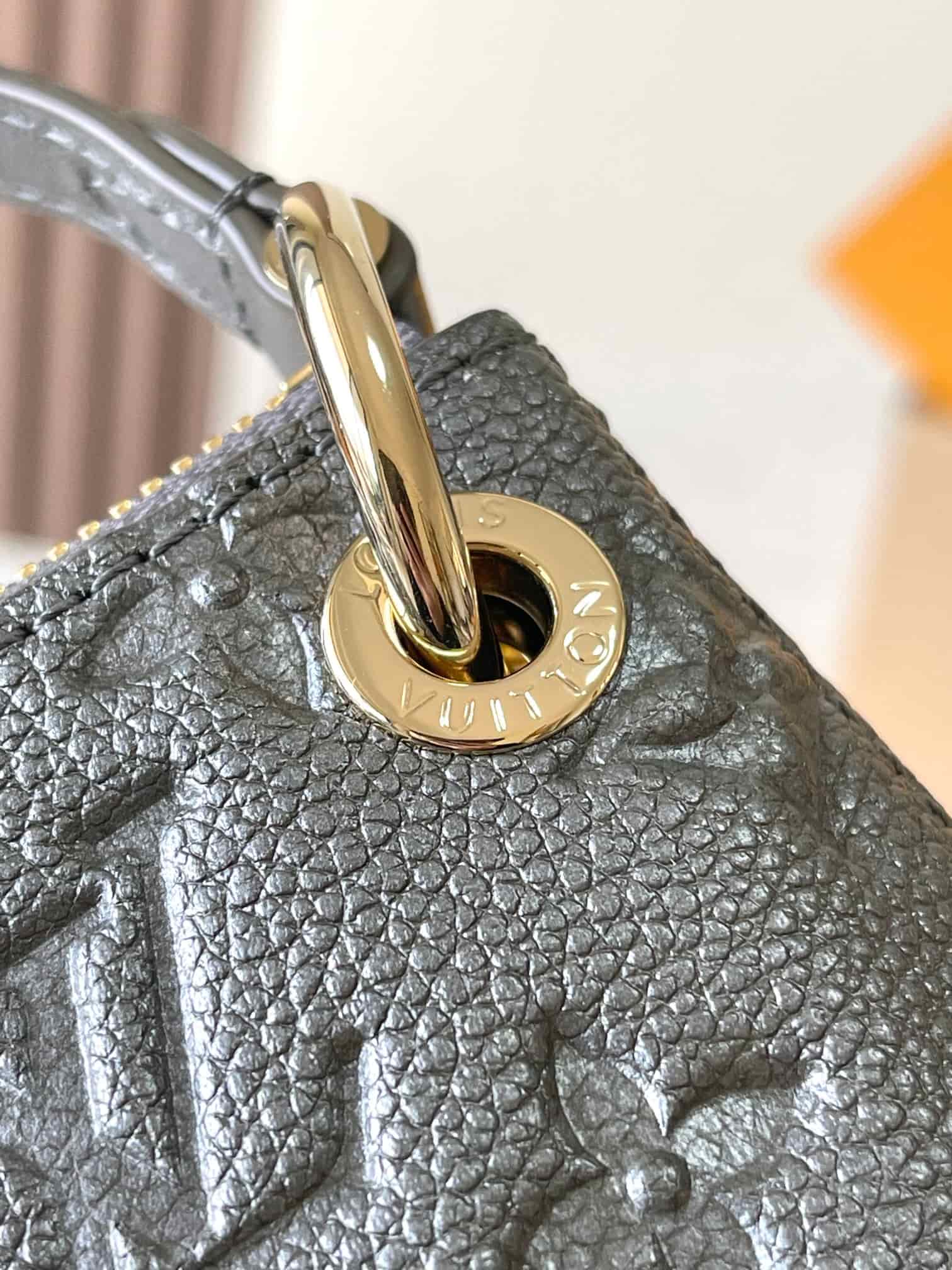 Louis Vuitton Pochette Sèvres Supple grained cowhide leather M12174 Top